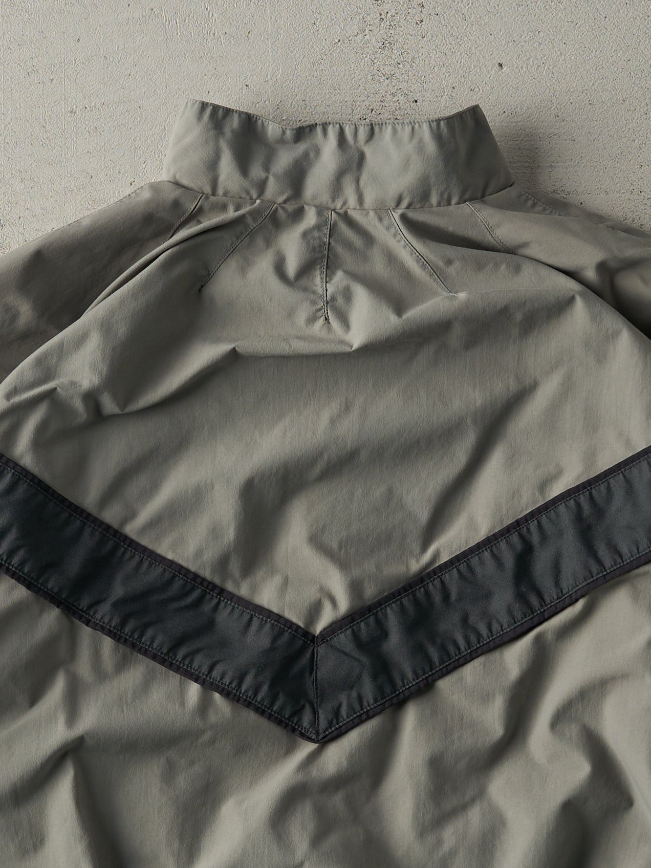 Vintage Y2K Grey US Army Lined Nylon Windbreaker Jacket (L)