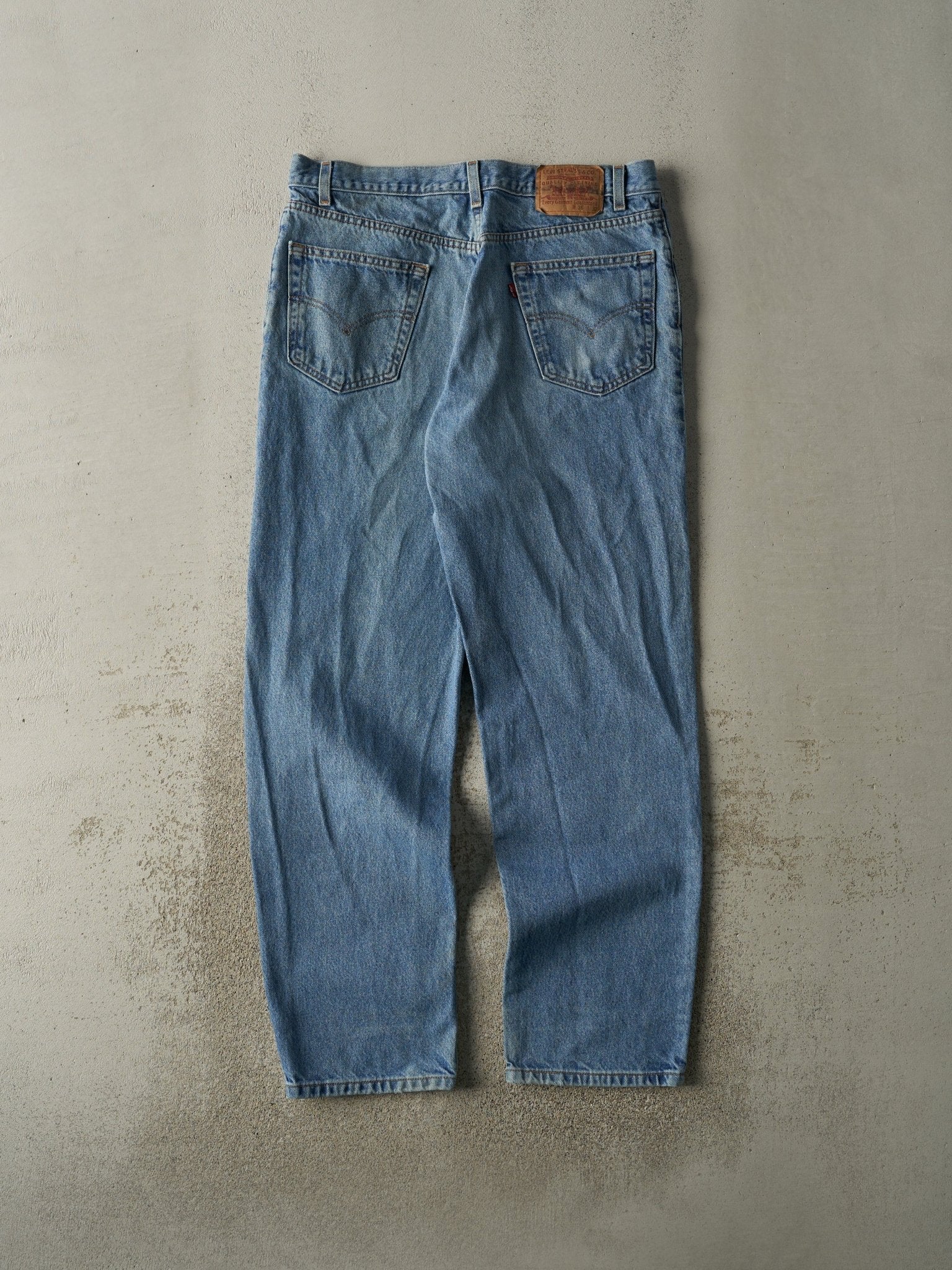 Vintage 90s Light Wash Levi's Relaxed Straight Leg Jeans (35x32)