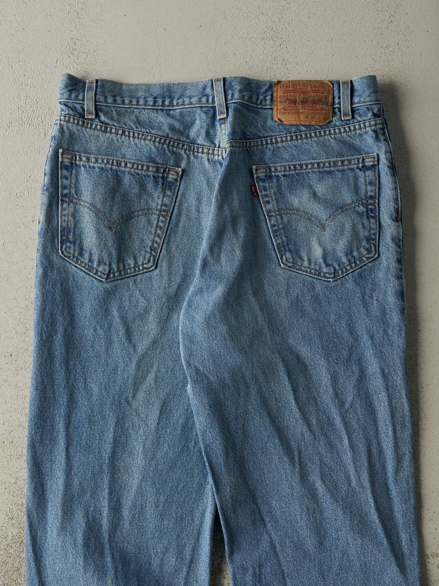 Vintage 90s Light Wash Levi's Relaxed Straight Leg Jeans (35x32)