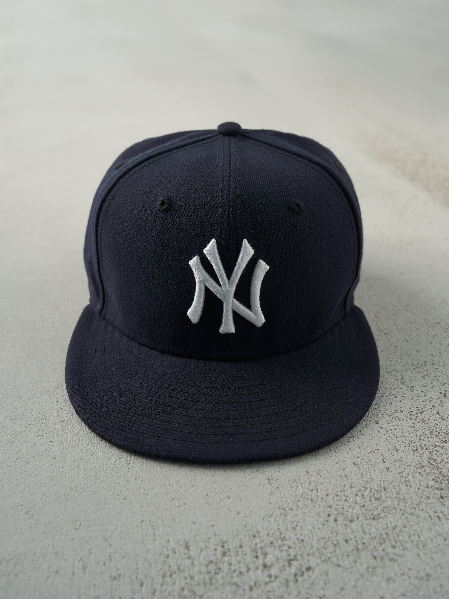 Vintage Y2K Navy Blue 59Fifty Embroidered New York Yankees Fitted Hat (7 1/8)