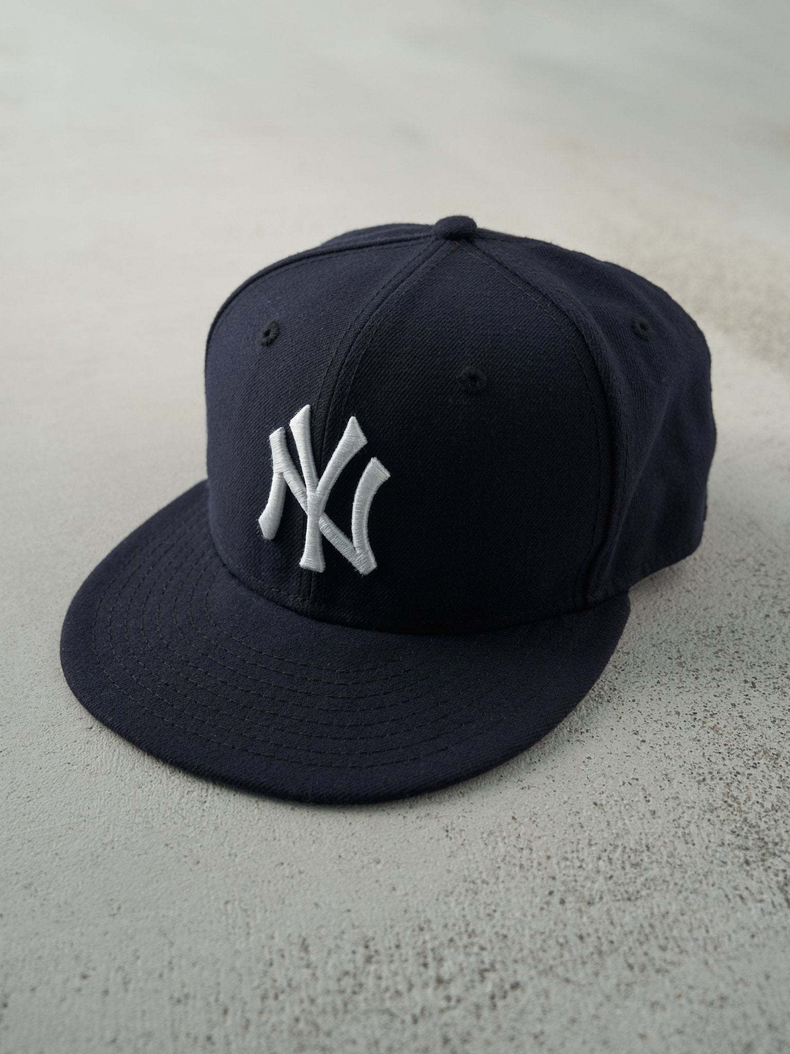 Vintage Y2K Navy Blue 59Fifty Embroidered New York Yankees Fitted Hat (7 1/8)
