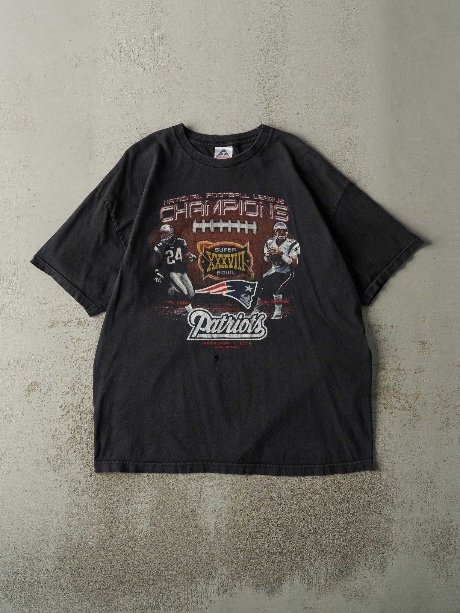 Vintage 04' Black New England Patriots Super Bowl Champions Tee (L)