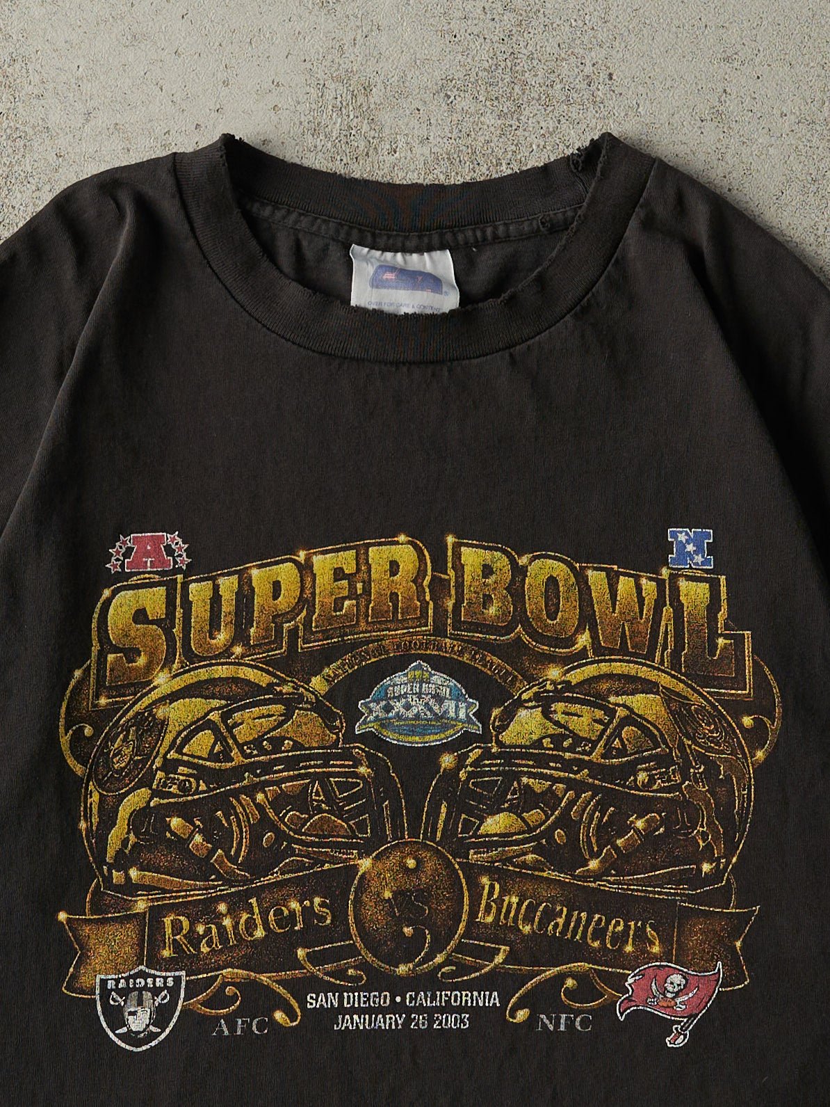Vintage 03' Black Super Bowl Raiders vs Buccaneers Tee (L)