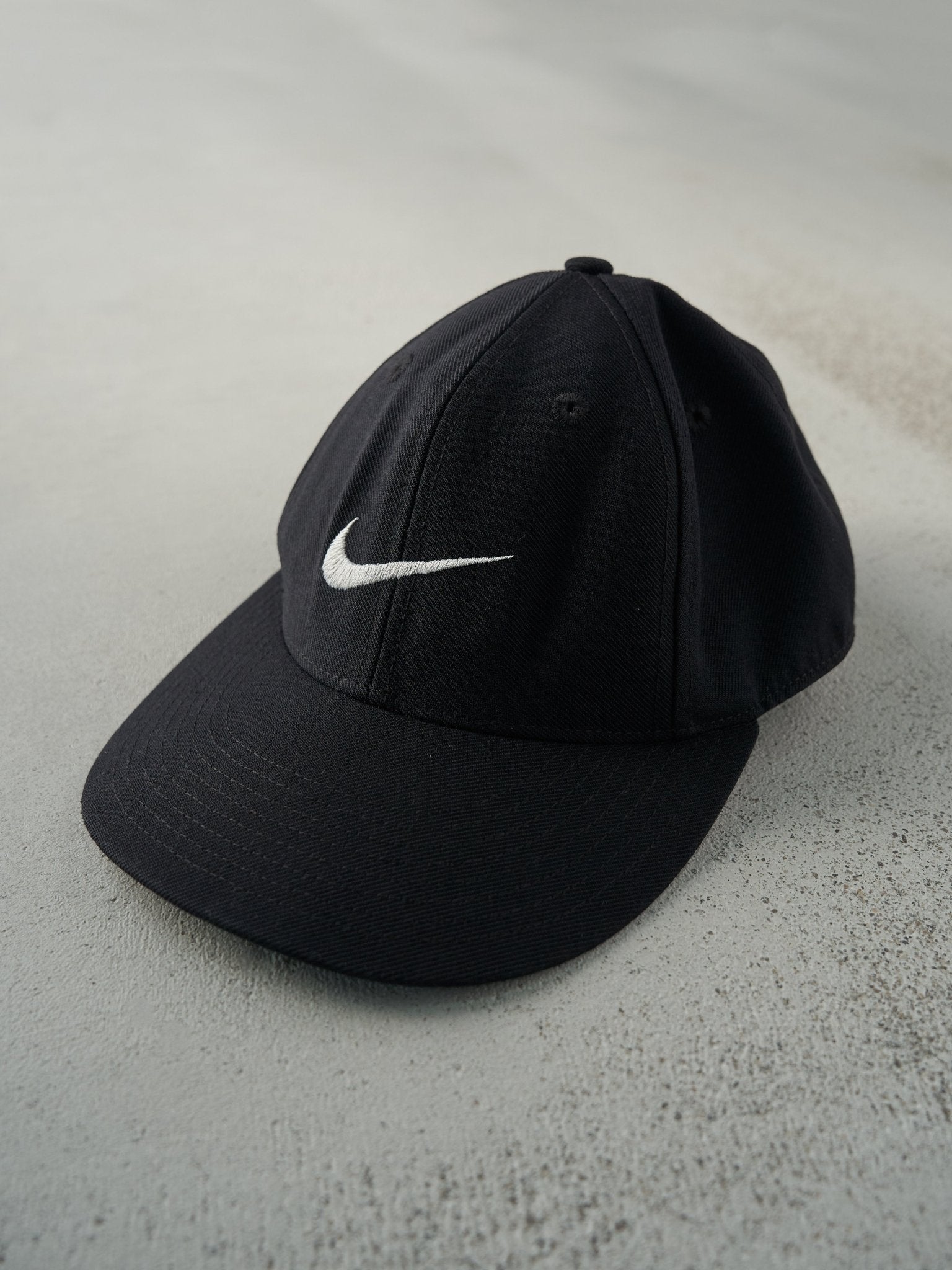 Vintage 90s Black Nike Fitted Hat (7 1/2)