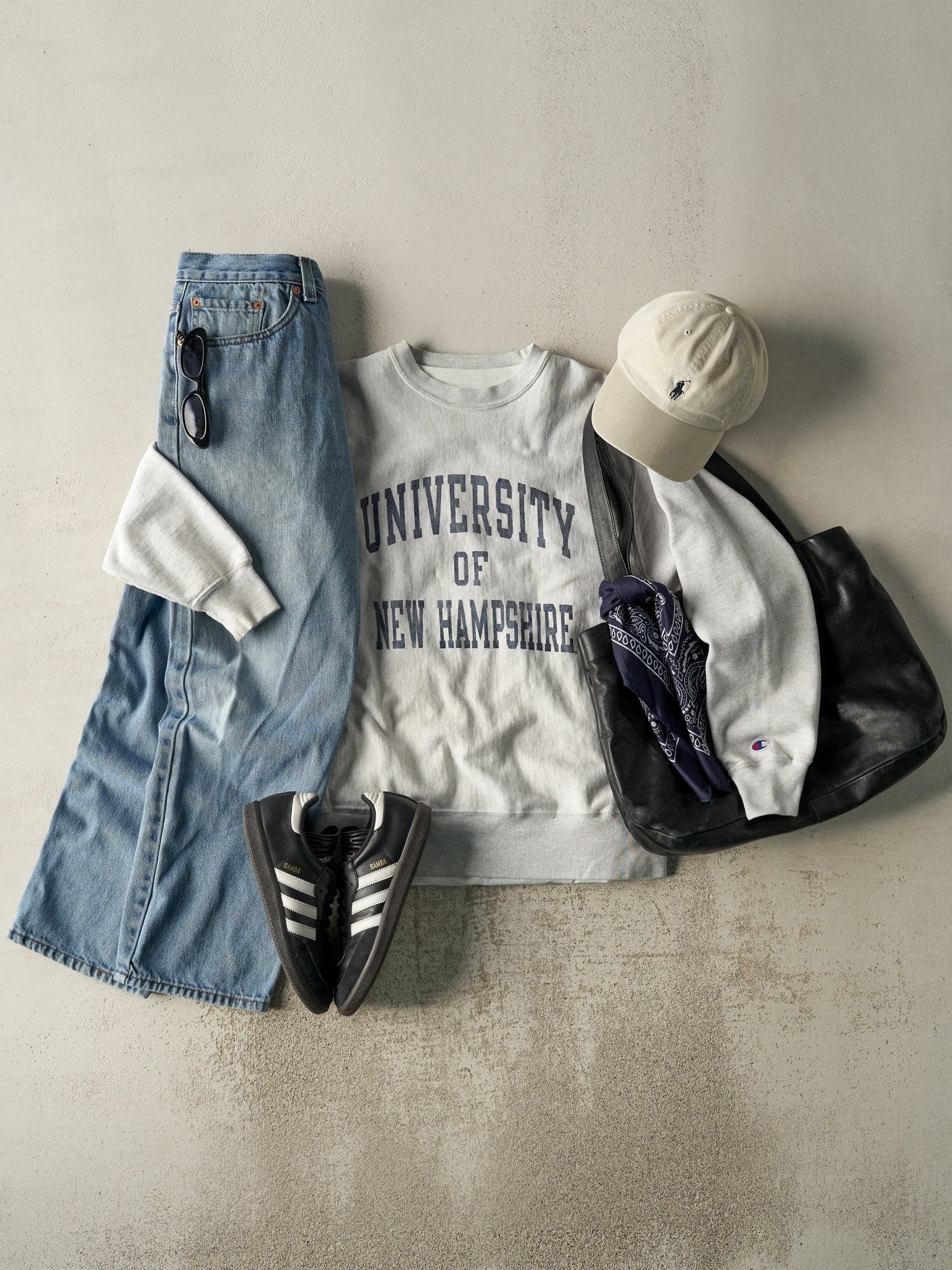 Vintage Y2K Heather Grey University of New Hampshire Champion Reverse Weave Crewneck (M)