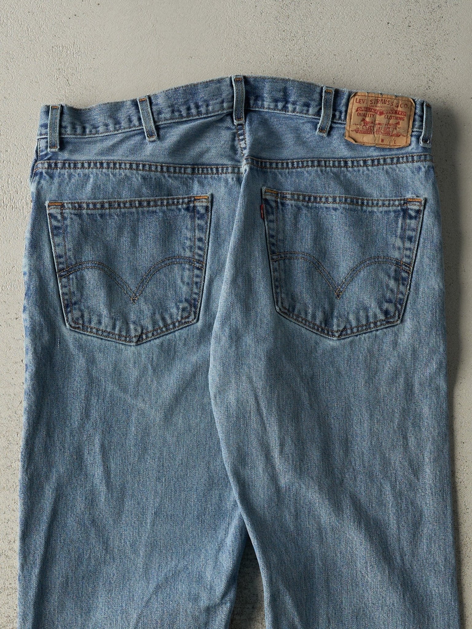 Vintage Y2K Light Wash Levi's Jeans (36x31)