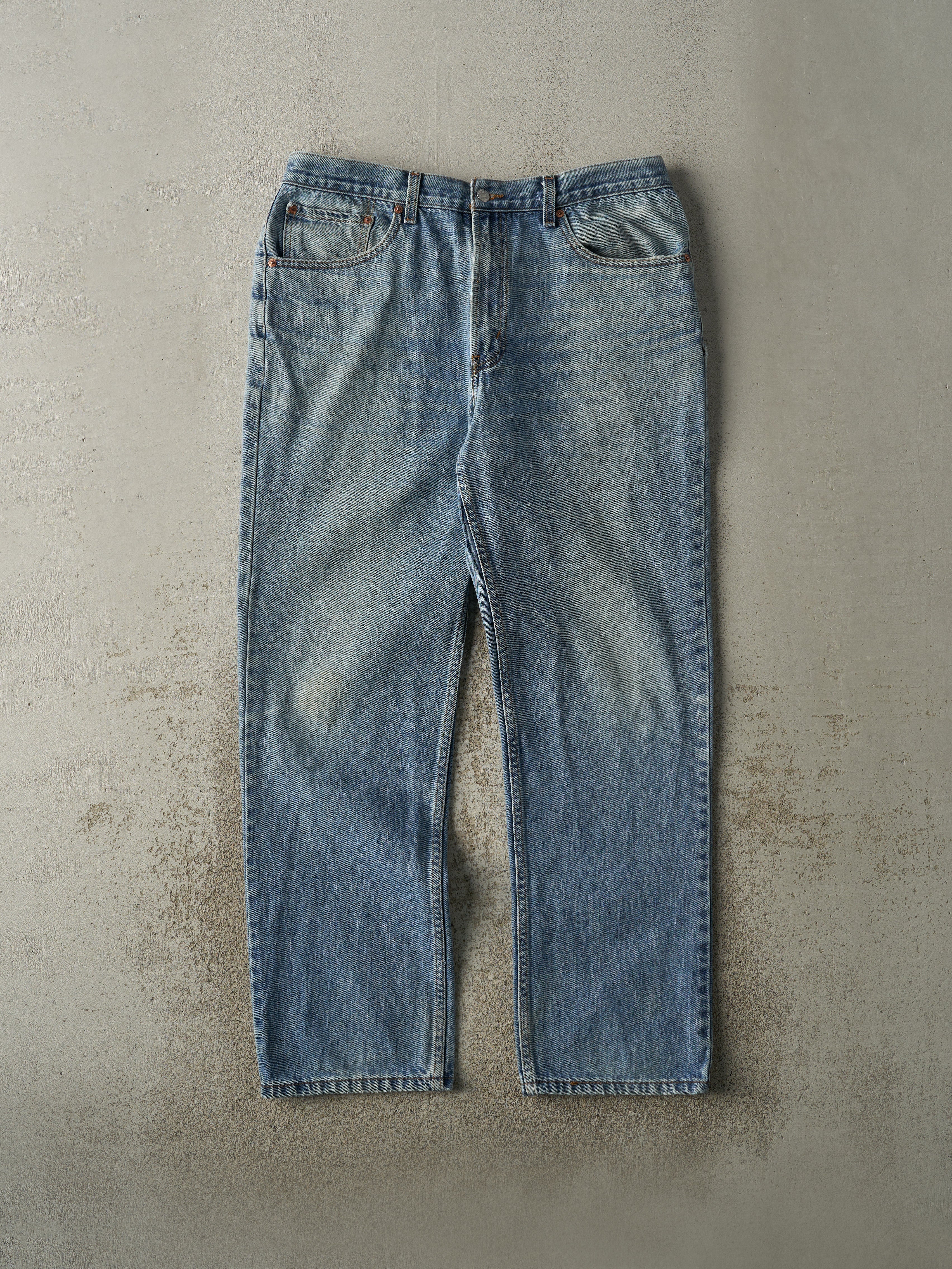 Vintage Y2K Light Wash Levi's Slim Fit Jeans (35.5x30.5)