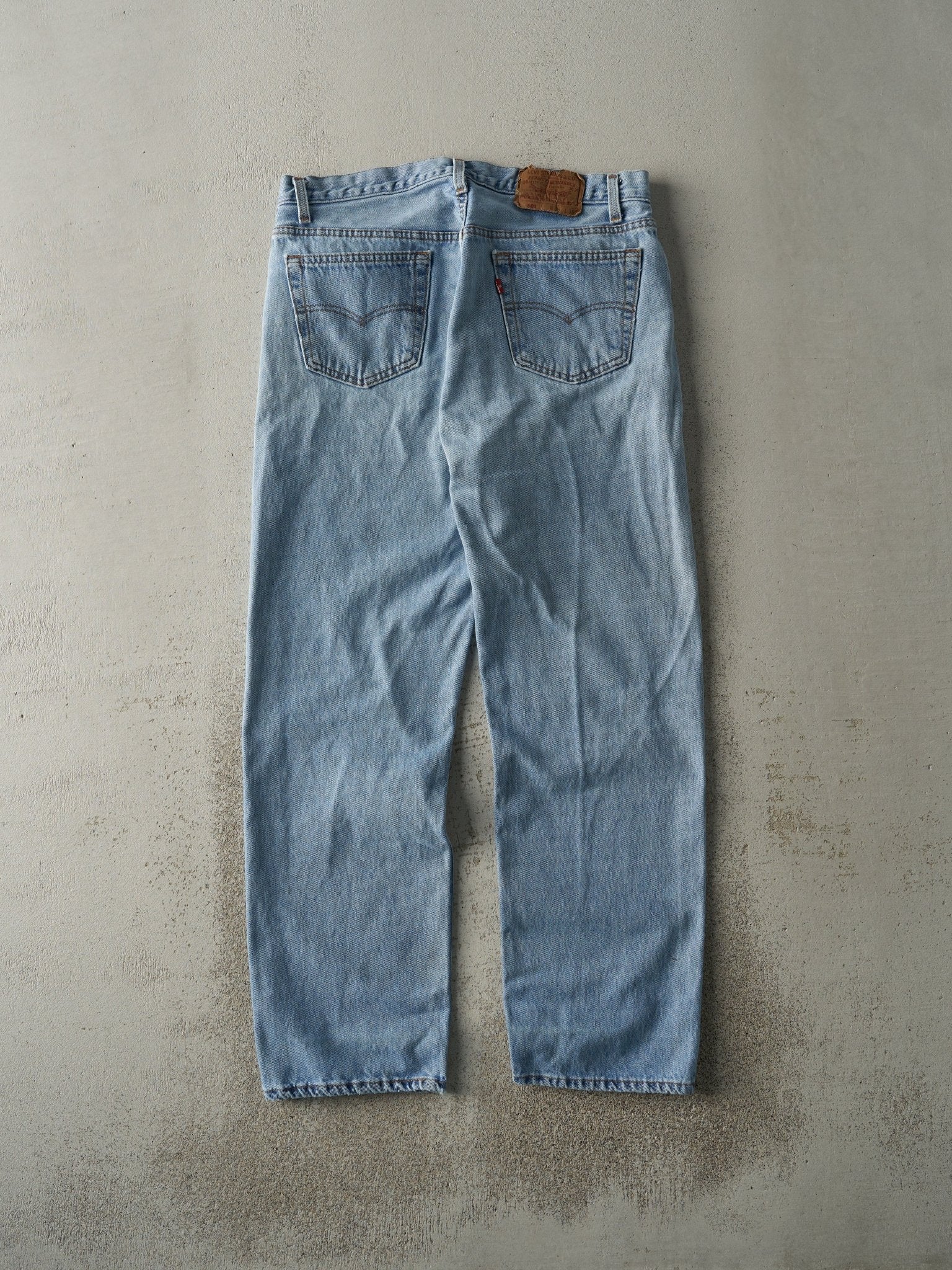 Vintage 80s Light Wash Levi's 501 Jeans (33x29.5)