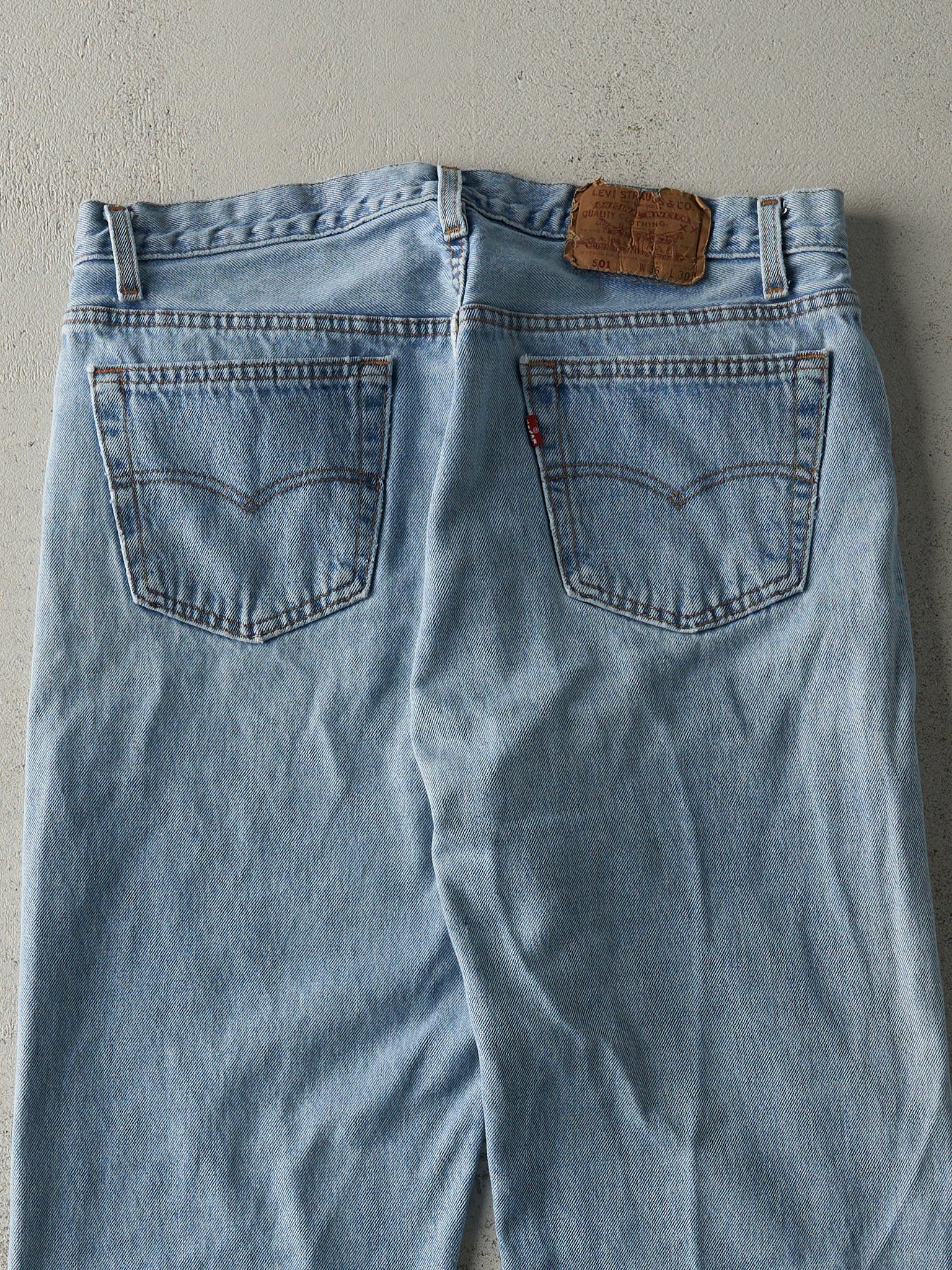 Vintage 80s Light Wash Levi's 501 Jeans (33x29.5)