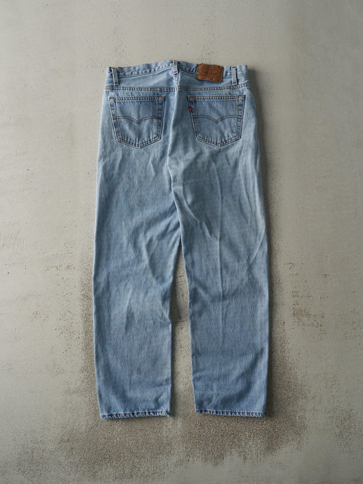 Vintage 80s Light Wash Levi's 501 Jeans (33x29.5)