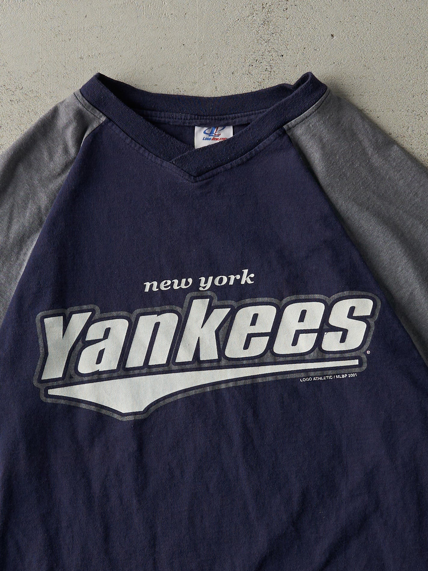 Vintage 01' Navy Blue New York Yankees Baseball Tee (M)