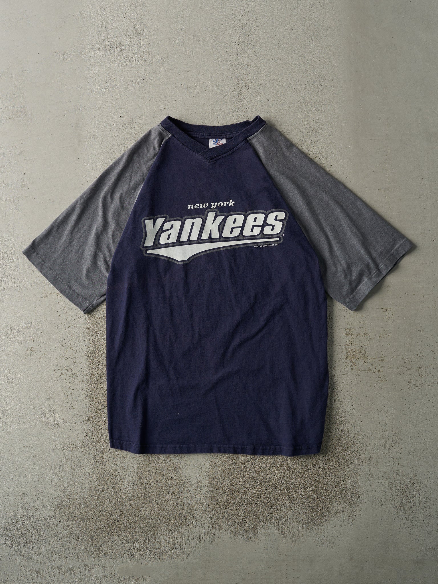 Vintage 01' Navy Blue New York Yankees Baseball Tee (M)