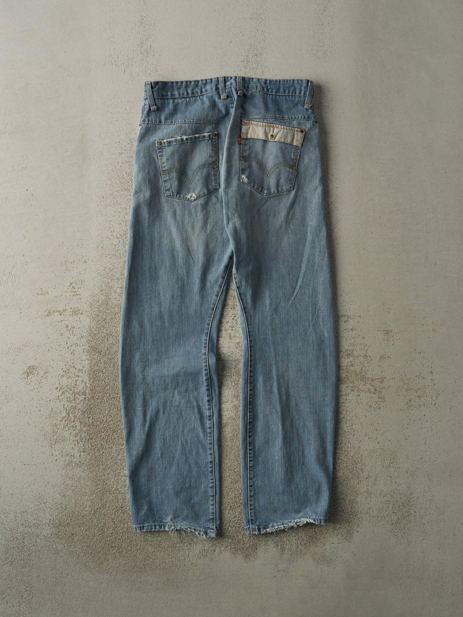 Vintage Y2K Light Wash Levi's Jeans (32.5x32.5)