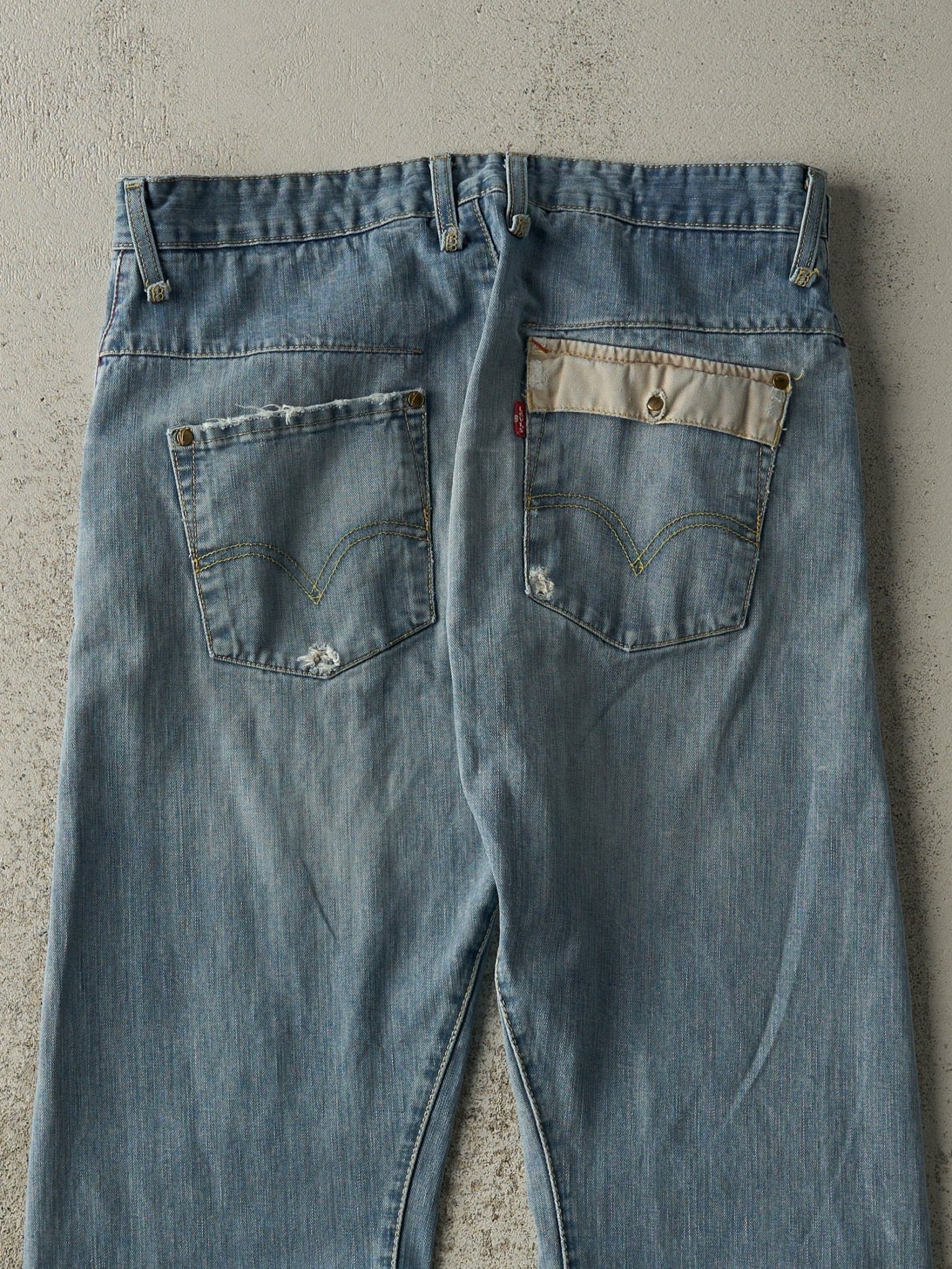 Vintage Y2K Light Wash Levi's Jeans (32.5x32.5)