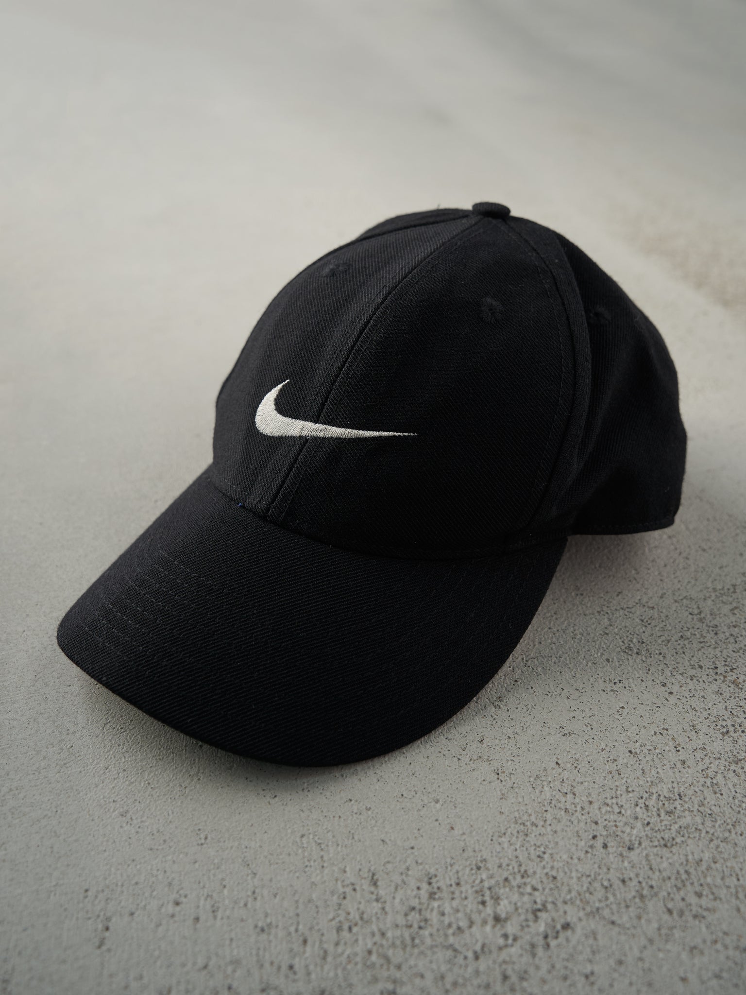 Vintage 90s Black Embroidered Nike Swoosh Fitted Hat (7 1/4)