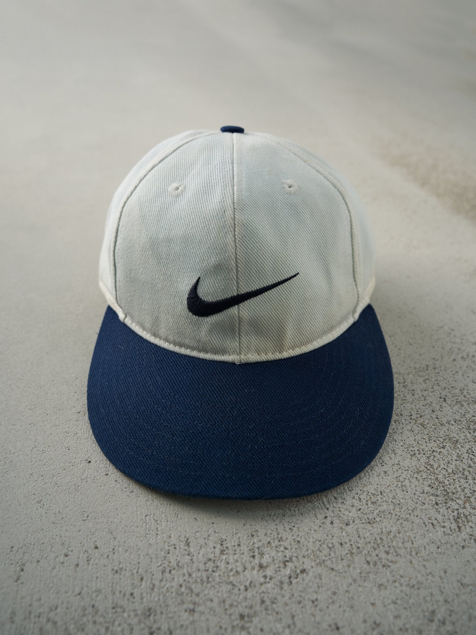 Vintage 90s White & Blue Embroidered Nike Swoosh Fitted Hat (7 3/8)