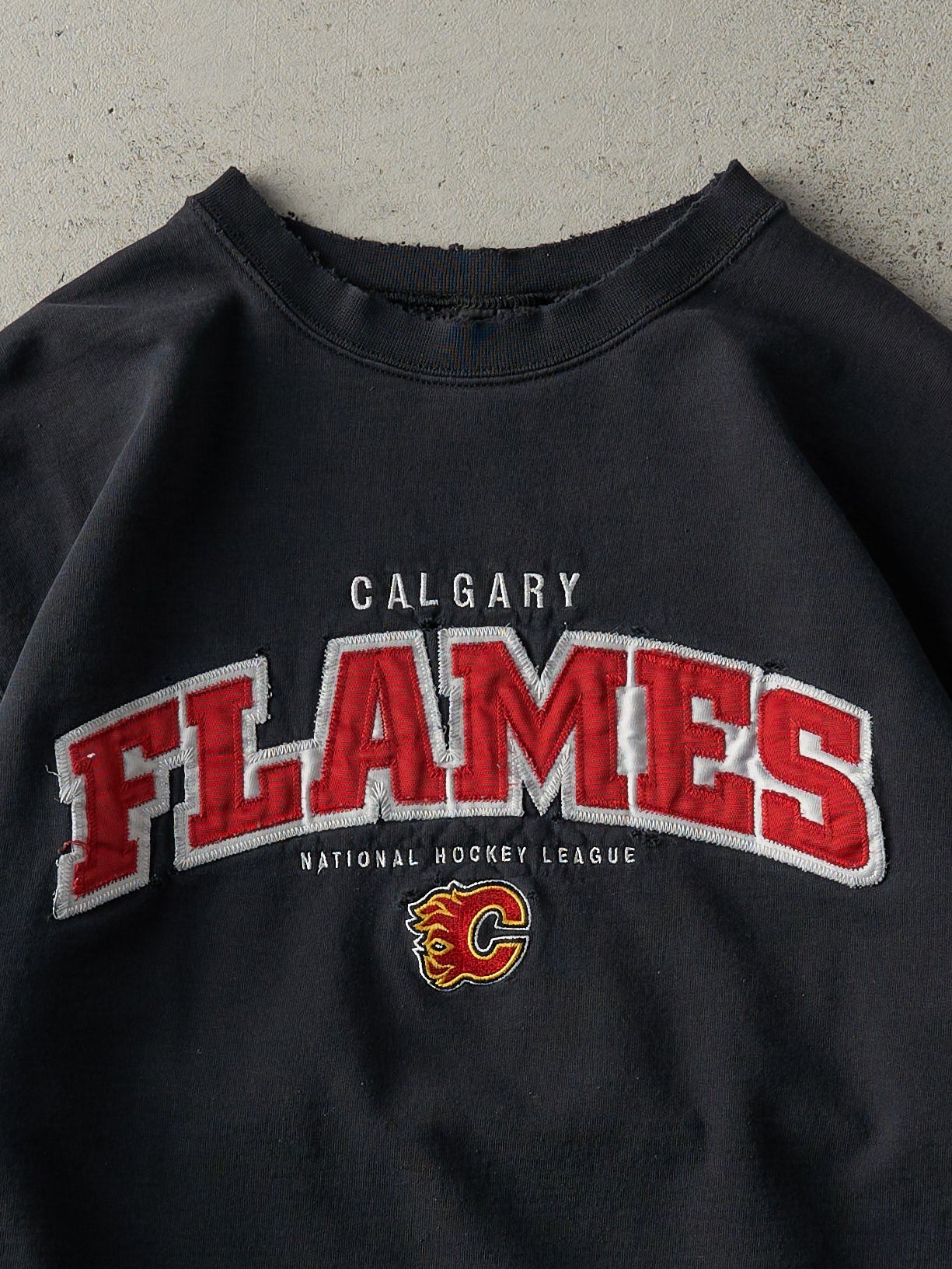 Vintage 90s Black Embroidered Calgary Flames Crewneck (L)