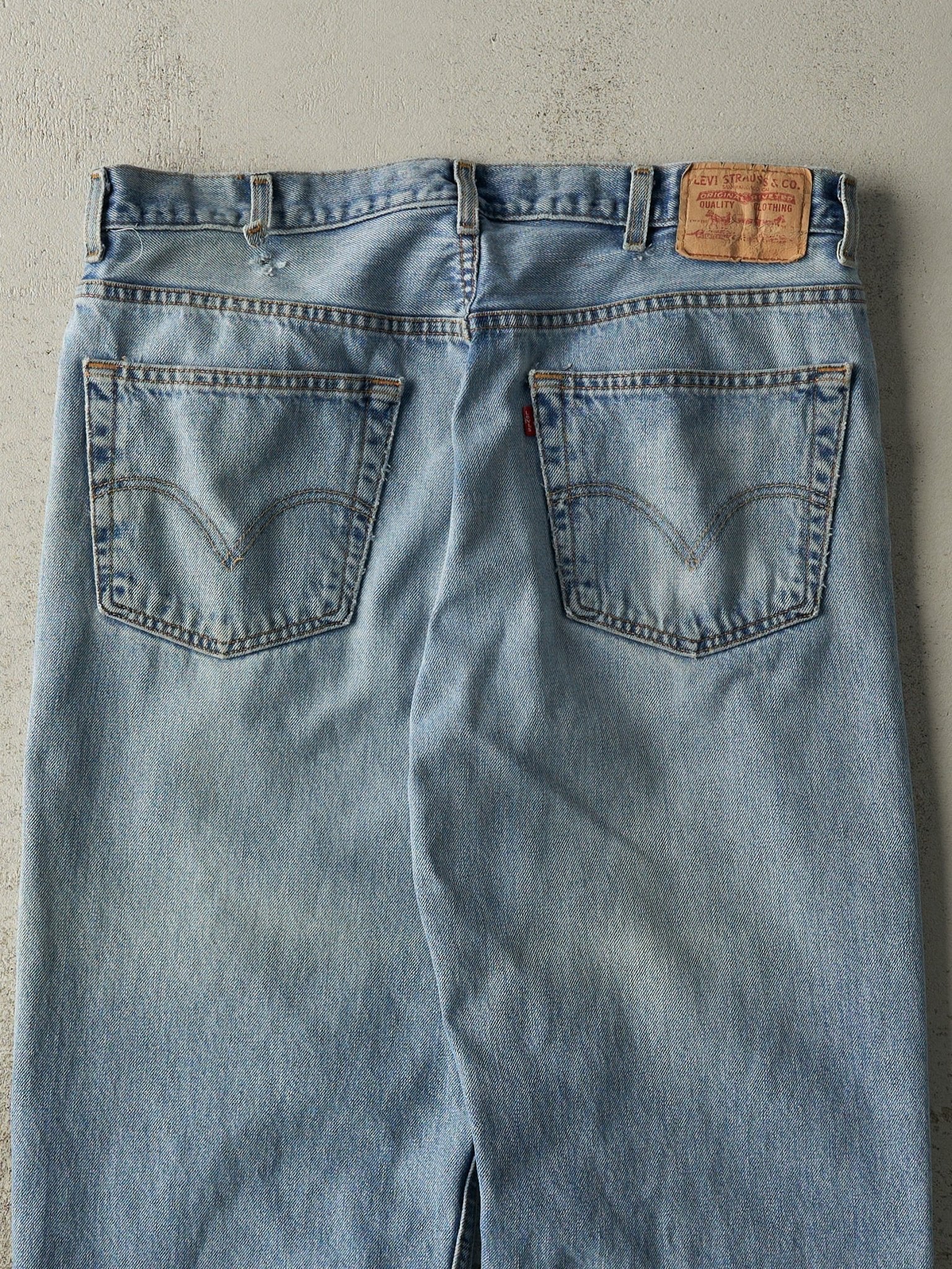 Vintage 90s Light Wash Levi's 550 Relaxed Fit Jeans (37x29)