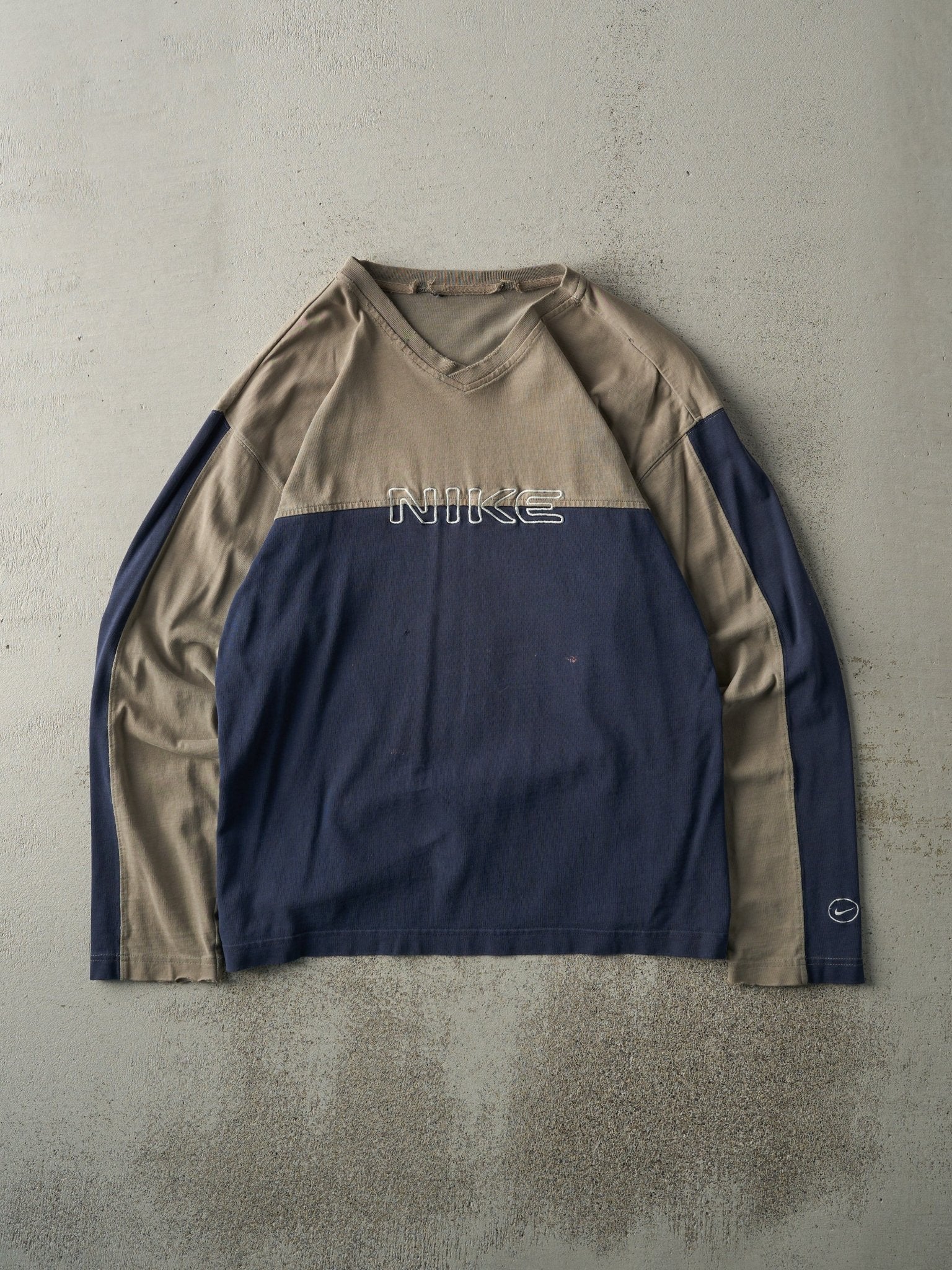 Vintage 90s Navy & Beige Embroidered Nike Long Sleeve (M)