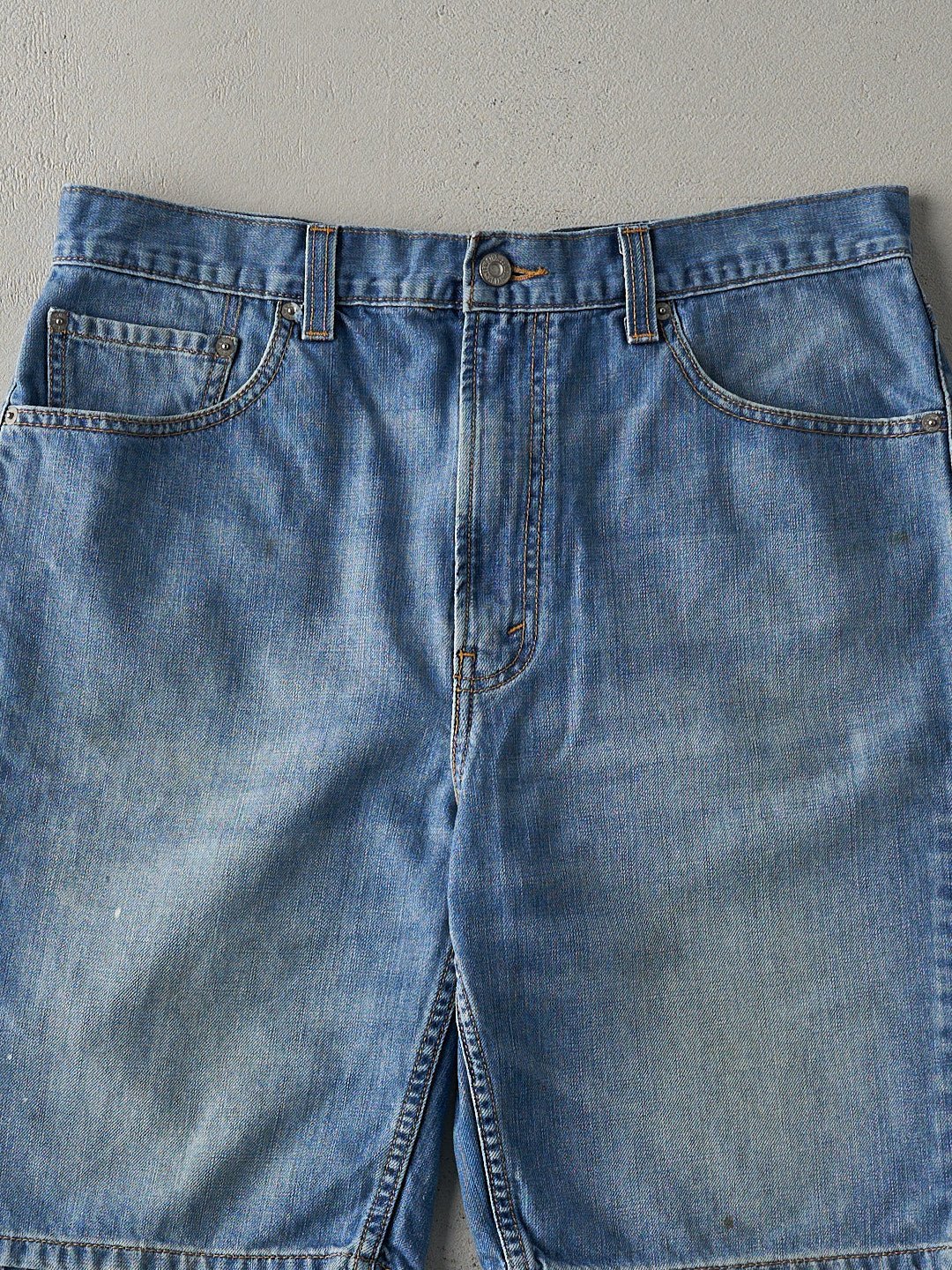 Vintage Y2K Light Wash Levi's 505 Jean Shorts (35.5x9.5)
