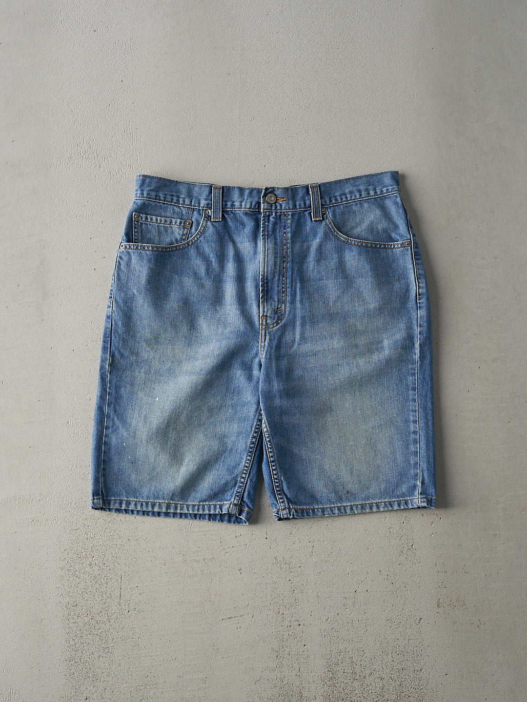 Vintage Y2K Light Wash Levi's 505 Jean Shorts (35.5x9.5)