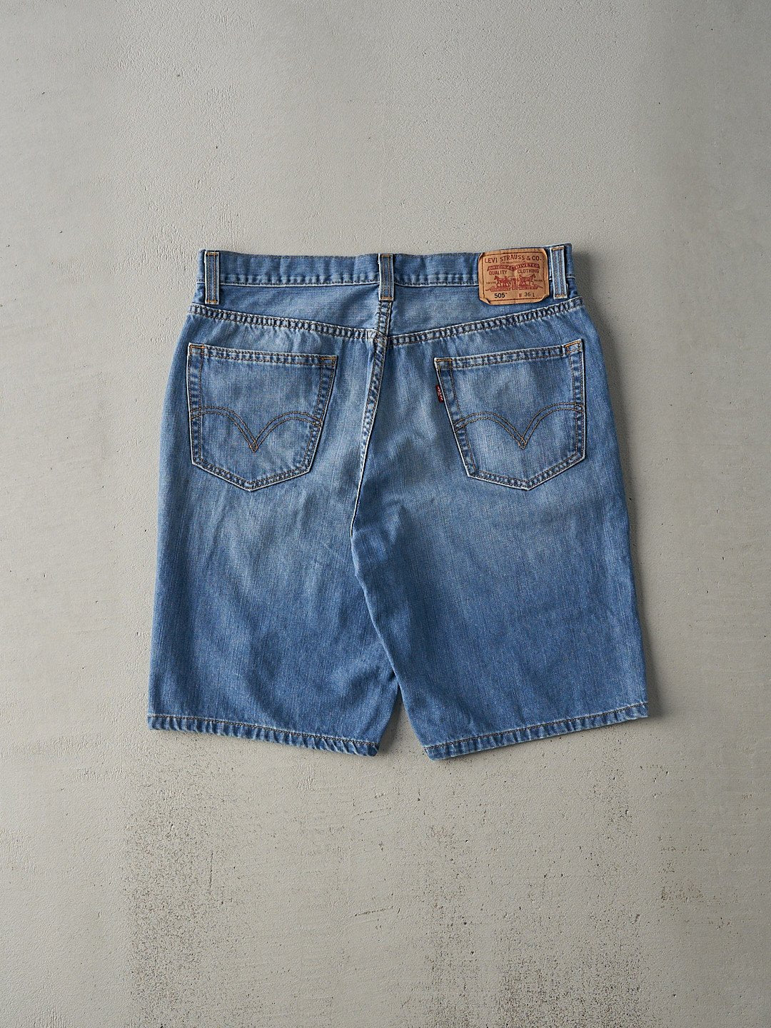 Vintage Y2K Light Wash Levi's 505 Jean Shorts (35.5x9.5)