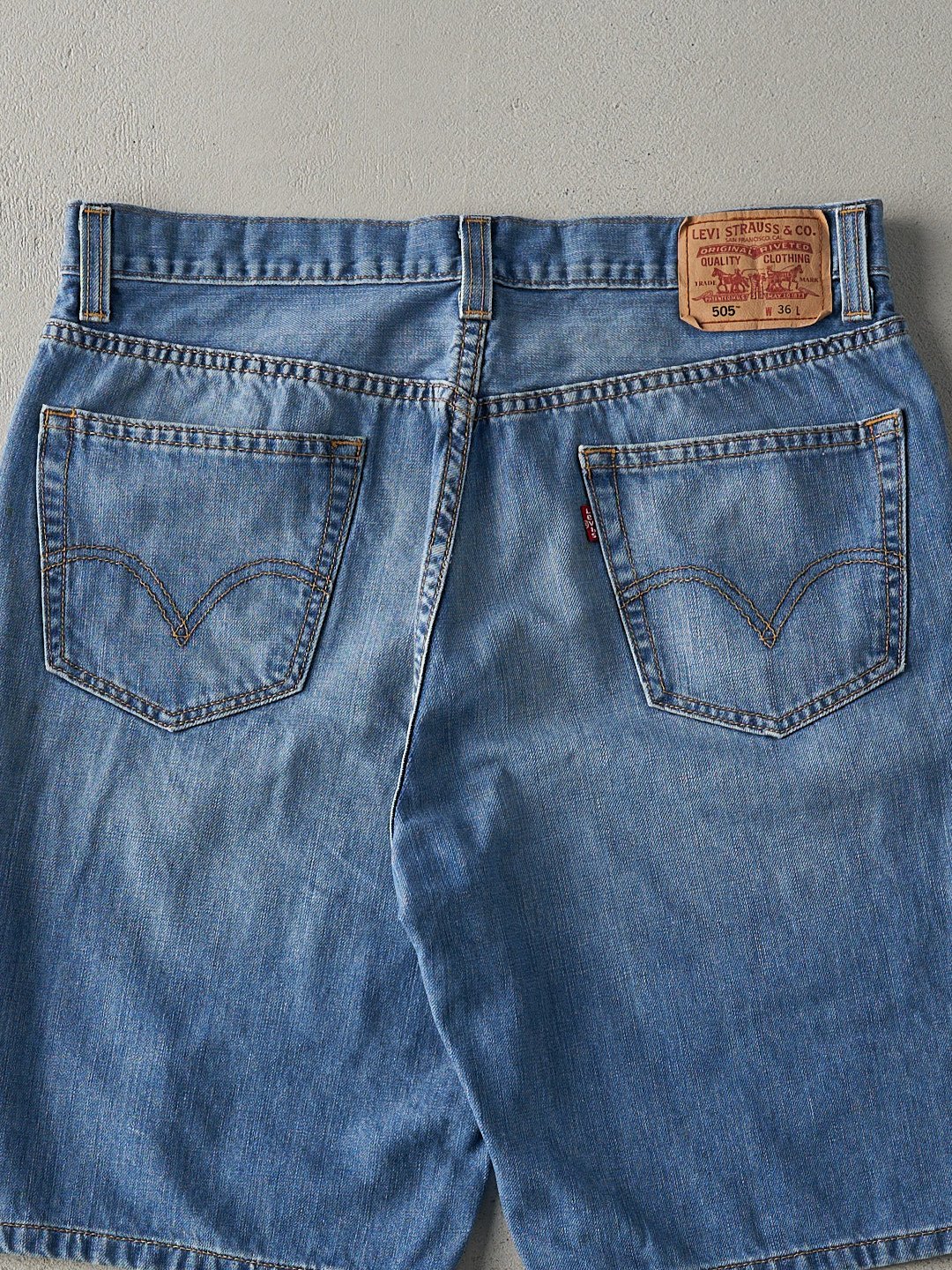 Vintage Y2K Light Wash Levi's 505 Jean Shorts (35.5x9.5)