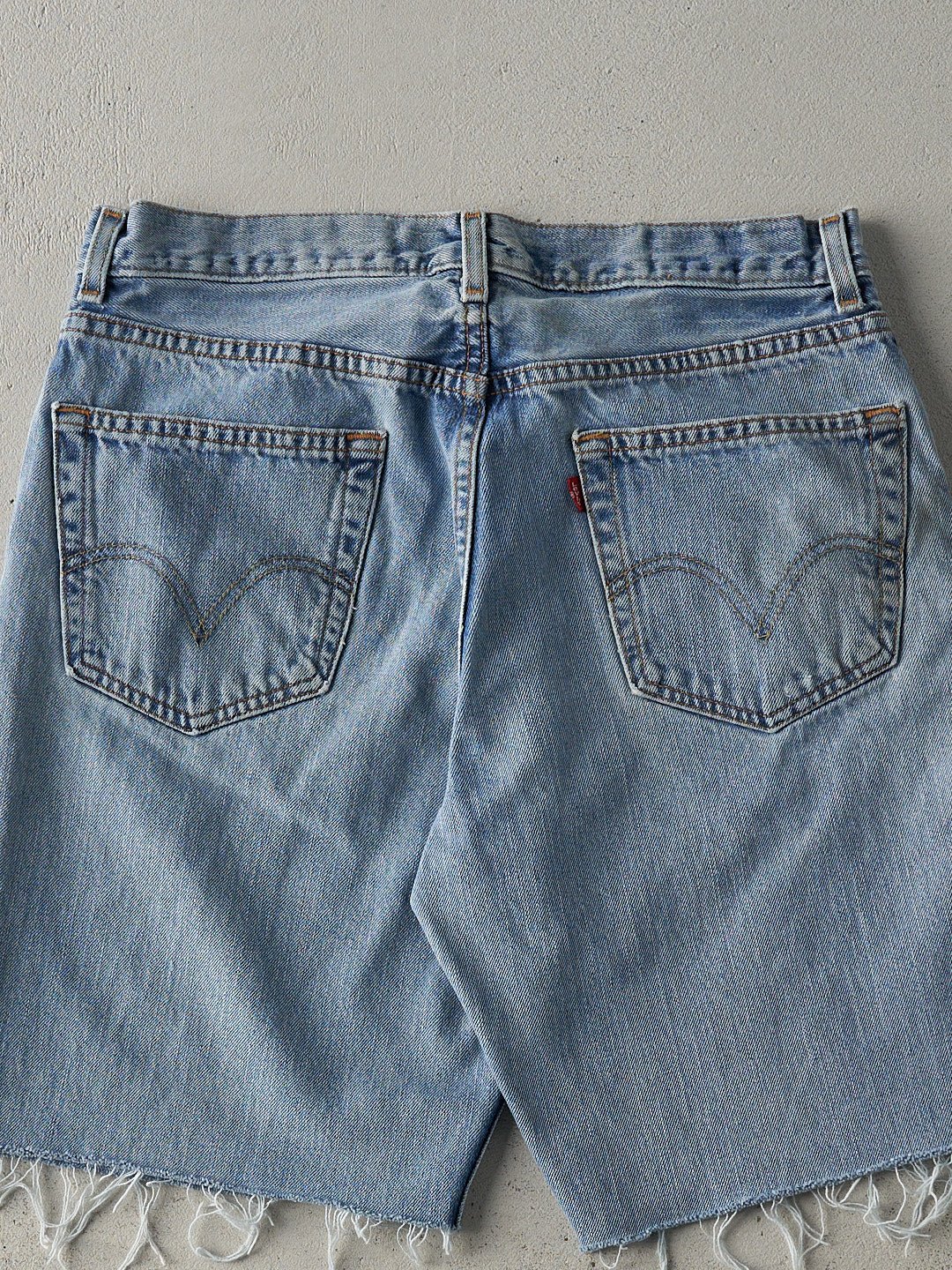 Vintage Y2K Light Wash Levi's 550 Relaxed Fit Cut Off Shorts (32x9)