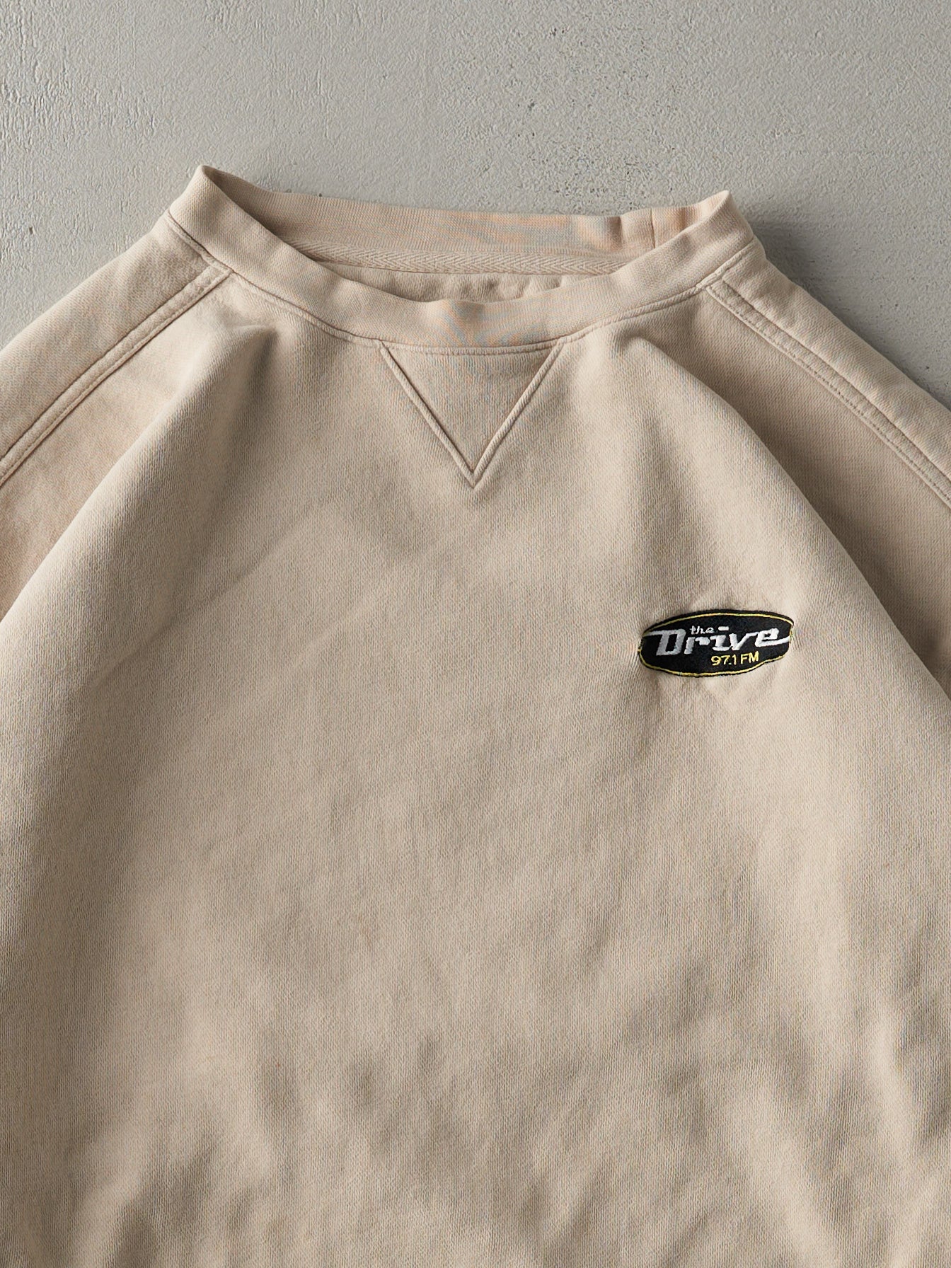 Vintage 90s Beige The Drive 97.1 FM Embroidered Crewneck (L/XL)