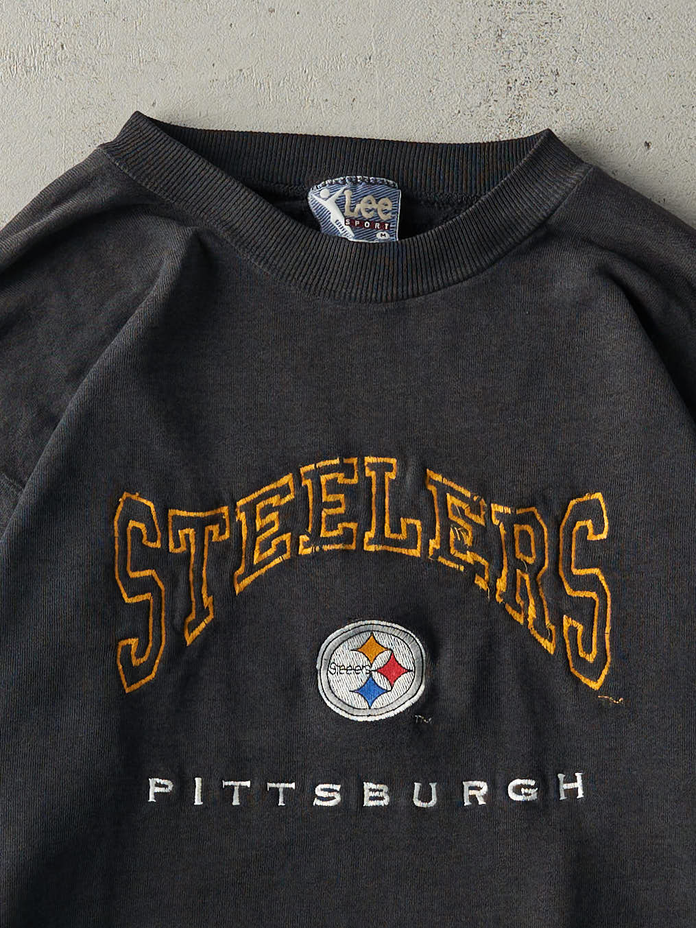 Vintage 90s Faded Black Pittsburgh Steelers Embroidered Crewneck (M)