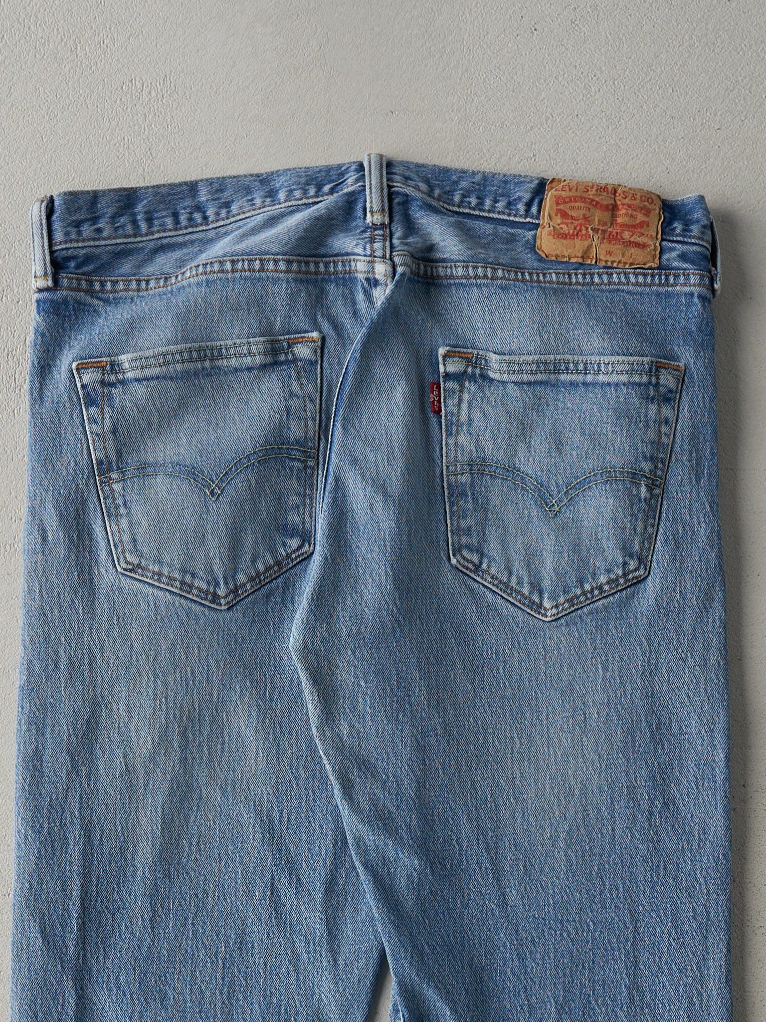 Vintage Y2K Light Wash Levi's 501s Jeans (34x31.5)