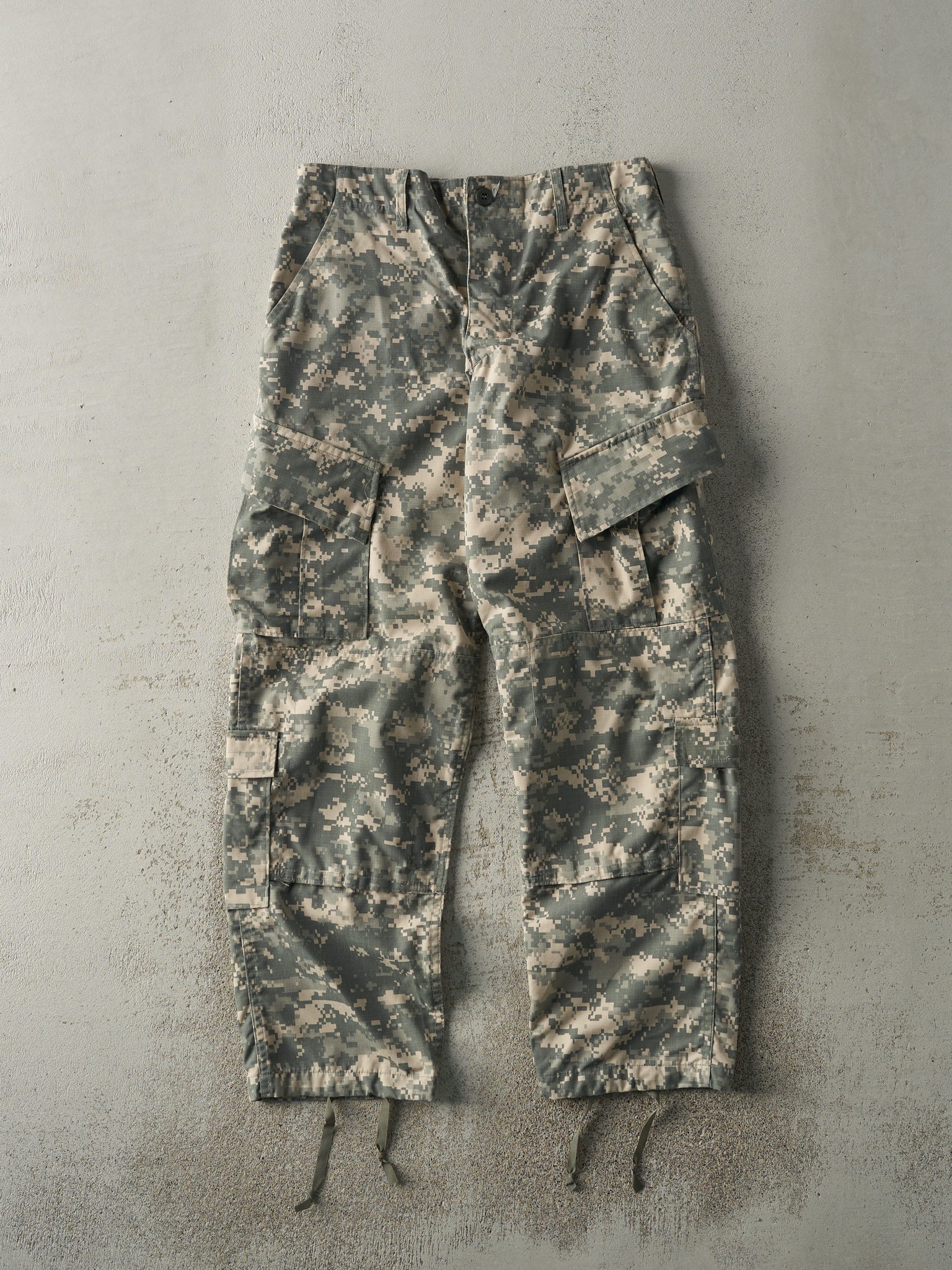 Vintage Y2K Digi Camo Cargo Army Pants (31x29.5)