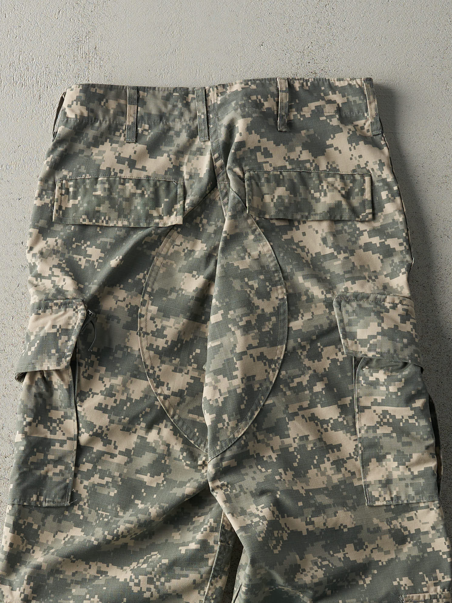 Vintage Y2K Digi Camo Cargo Army Pants (31x29.5)