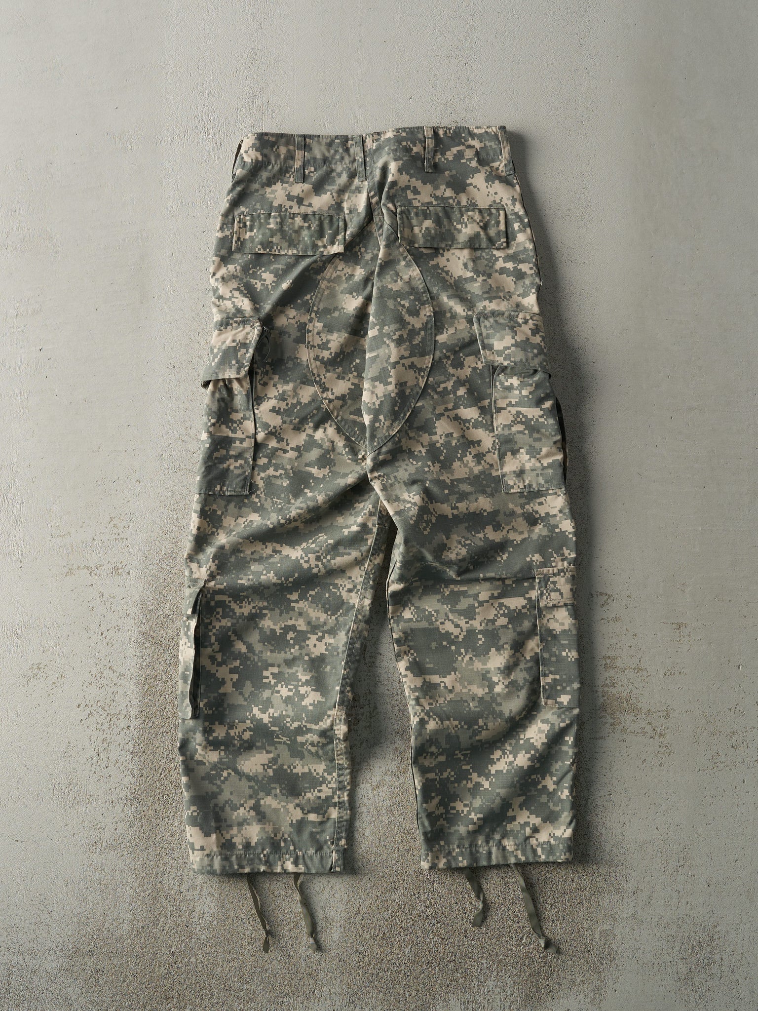 Vintage Y2K Digi Camo Cargo Army Pants (31x29.5)