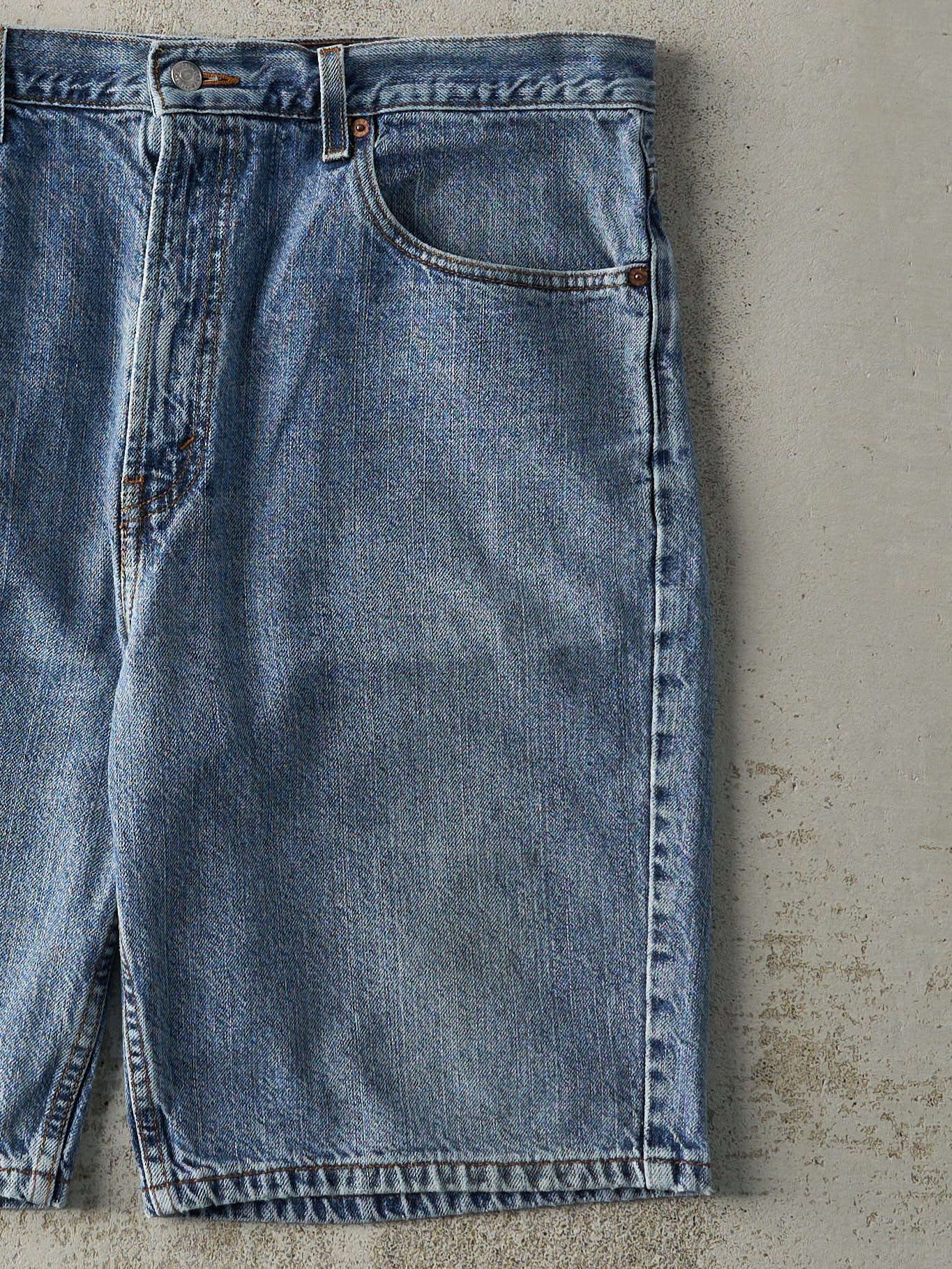 Vintage Y2K Mid Wash Levi's 505 Jean Shorts (38x10.5)