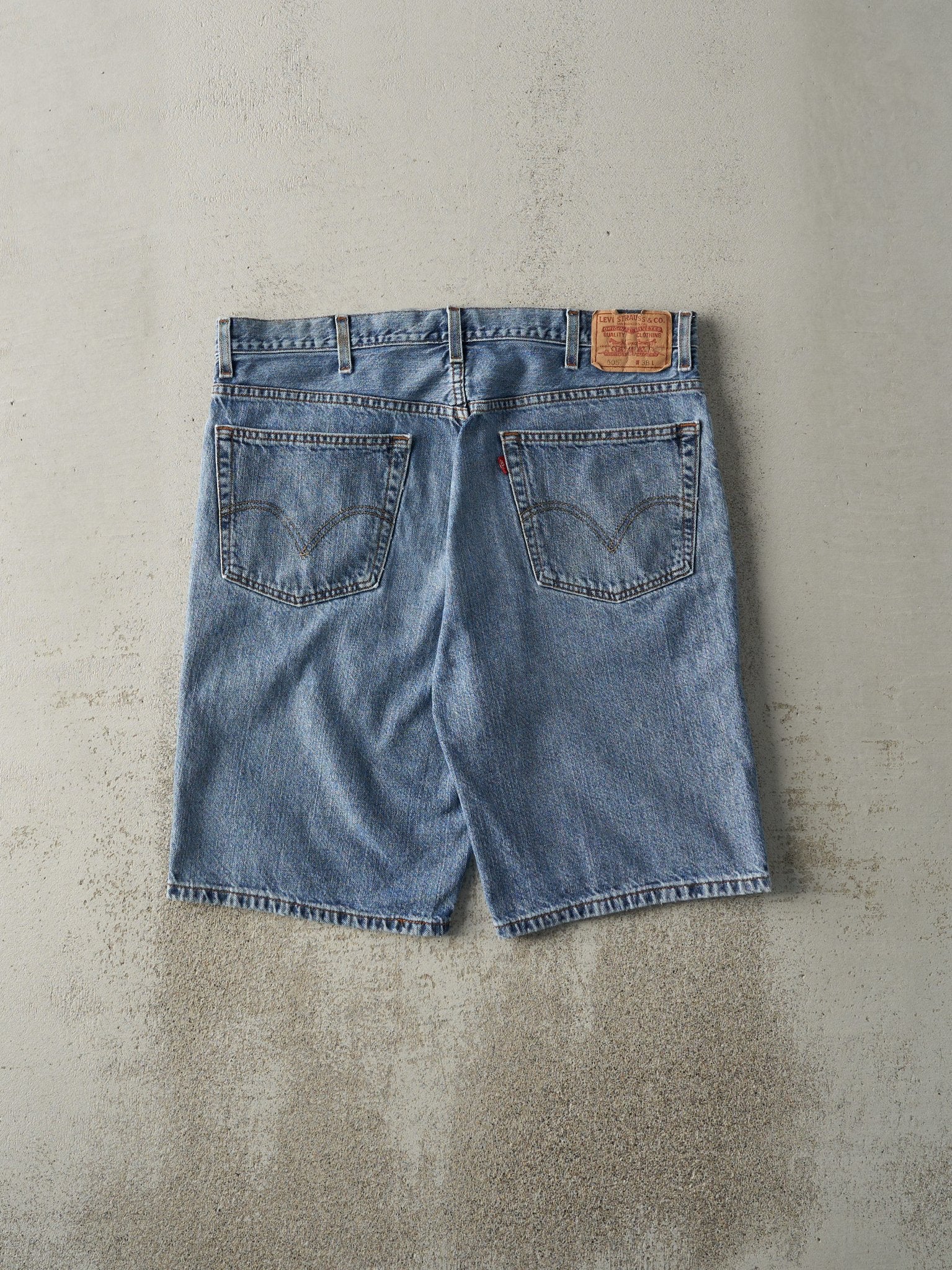 Vintage Y2K Mid Wash Levi's 505 Jean Shorts (38x10.5)