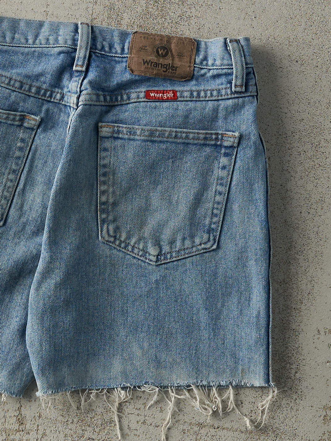 Vintage Y2K Light Wash Wrangler Cut Off Jean Shorts (29x5.5)