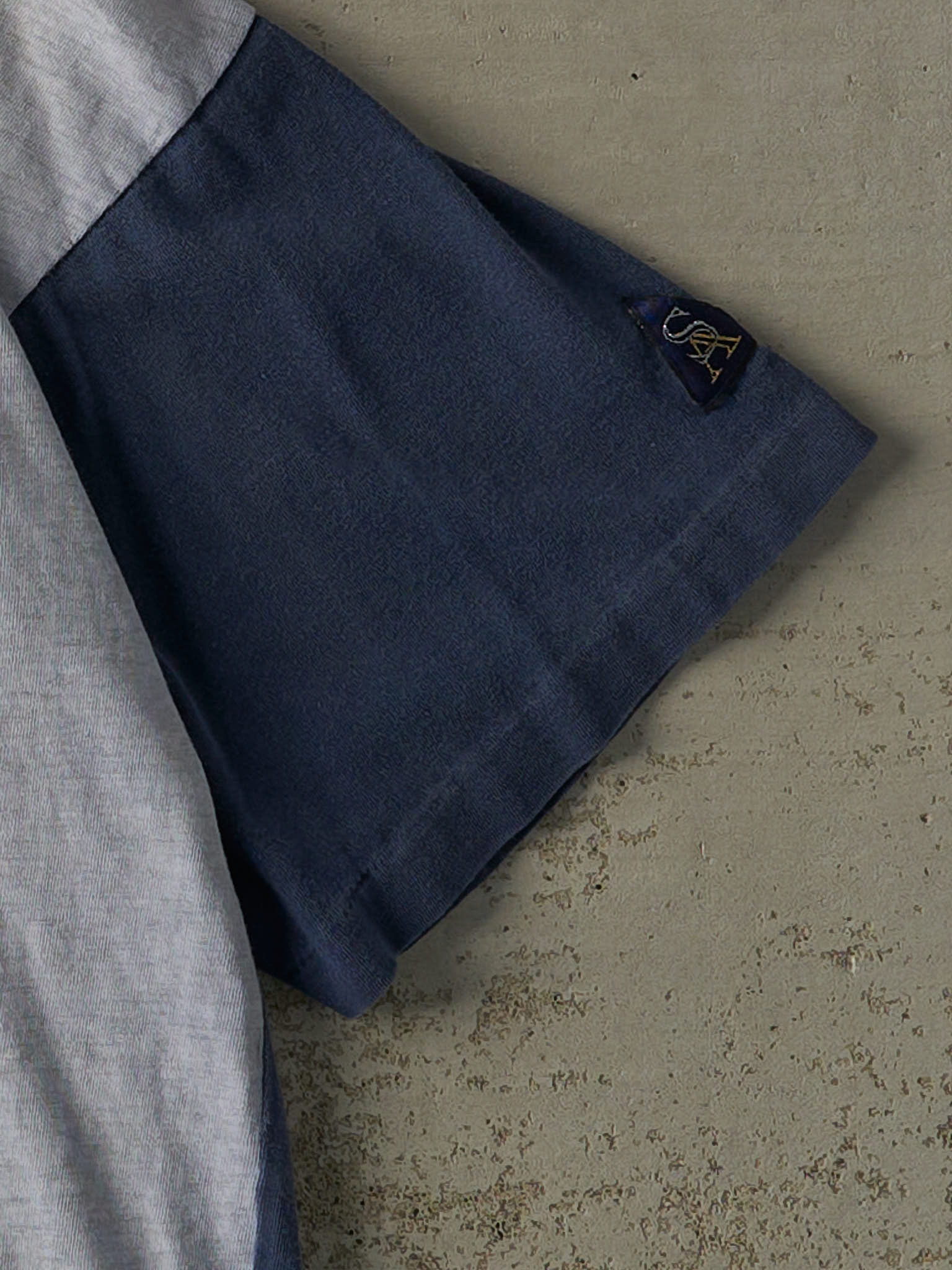 Vintage 90s Navy & Grey Georgetown University Hoyas Embroidered Single Stitch Tee (M/L)