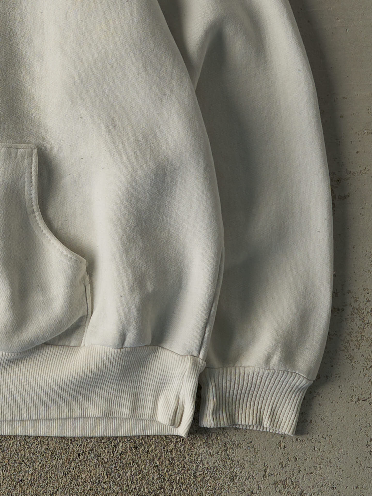 Vintage 90s White University of Calgary Embroidered Hoodie (M)