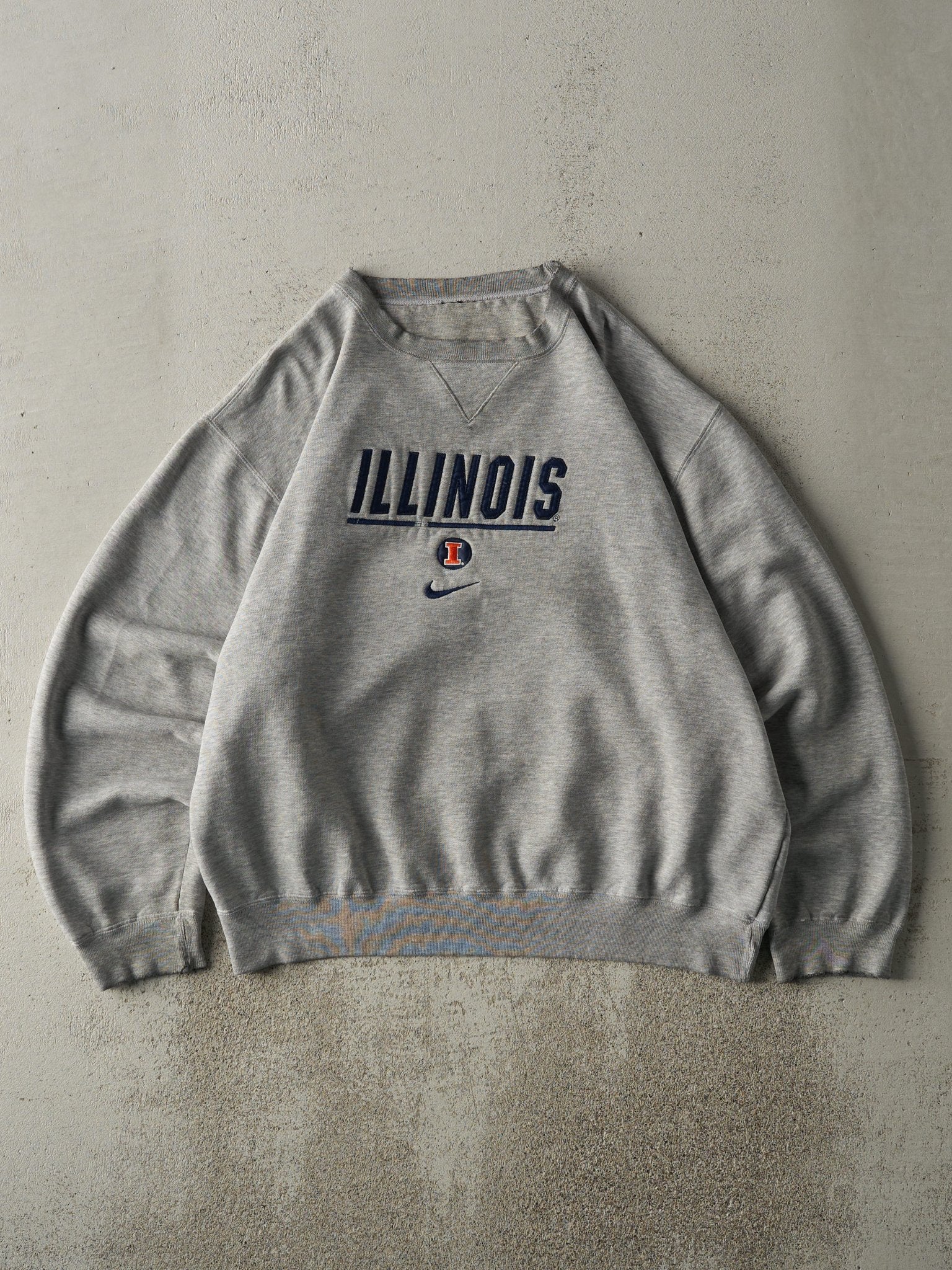 Vintage 90s Grey Embroidered University of Illinois Nike Boxy Crewneck (L)