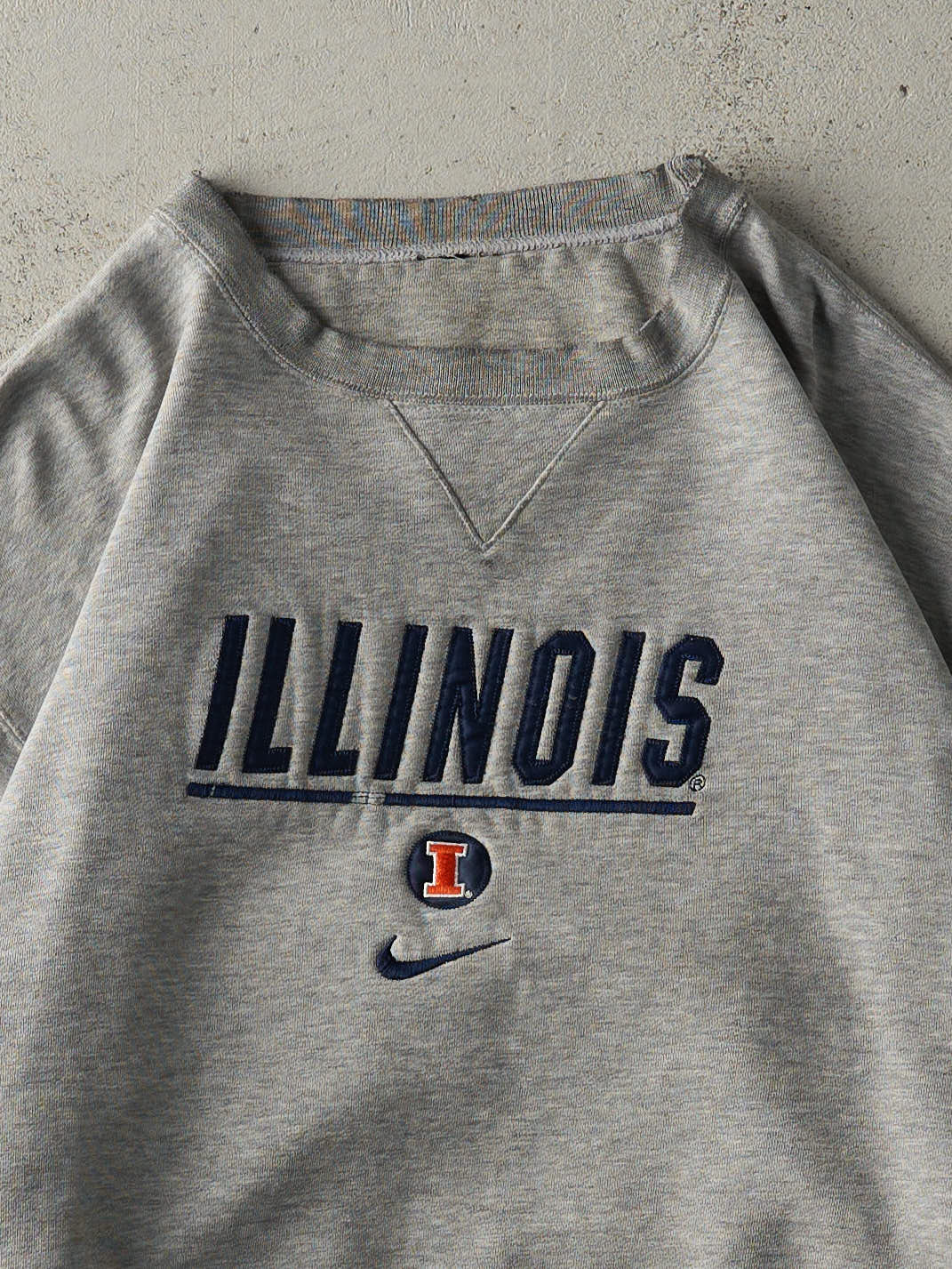 Vintage 90s Grey Embroidered University of Illinois Nike Boxy Crewneck (L)