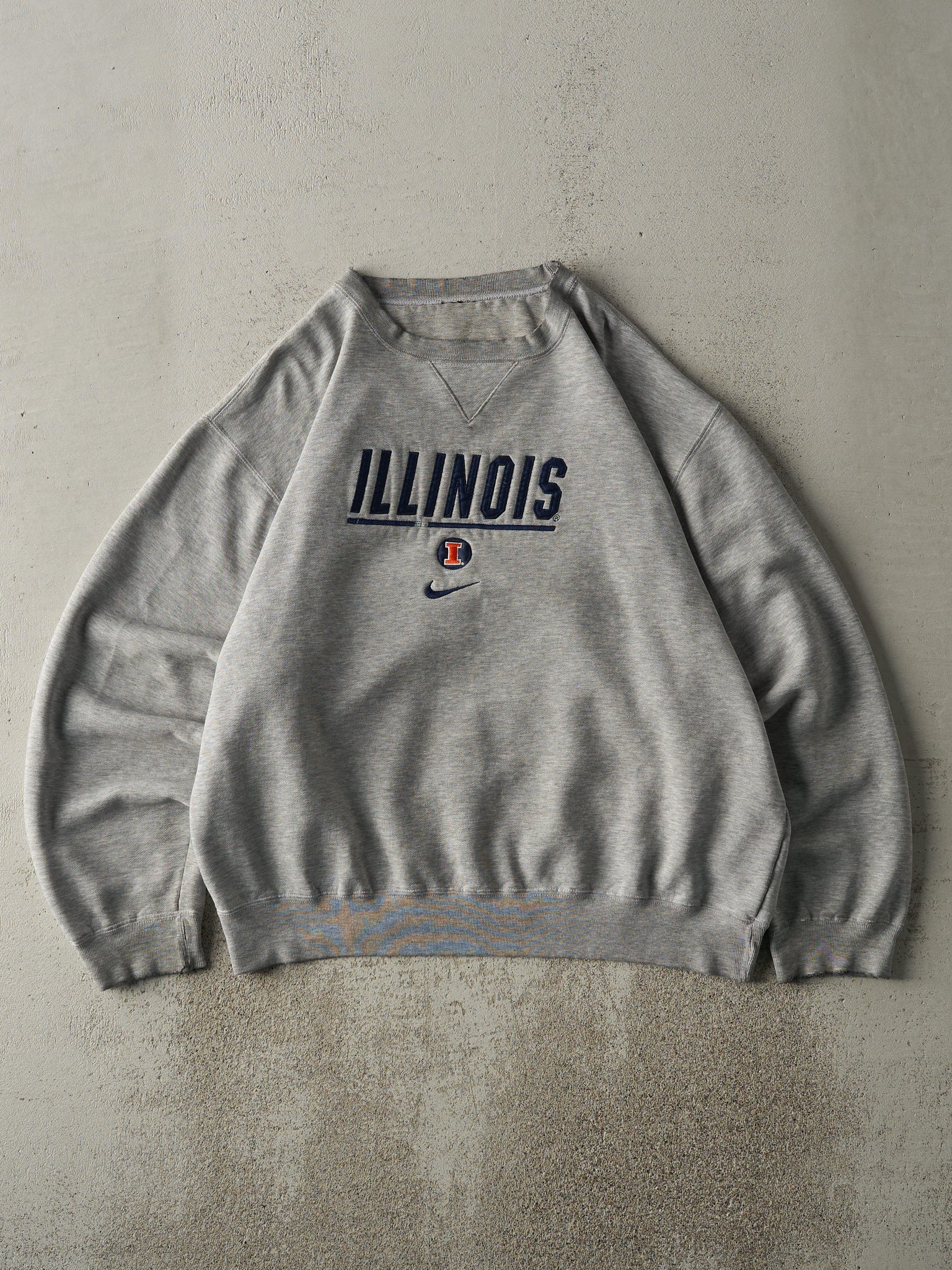 Vintage 90s Grey Embroidered University of Illinois Nike Boxy Crewneck (L)