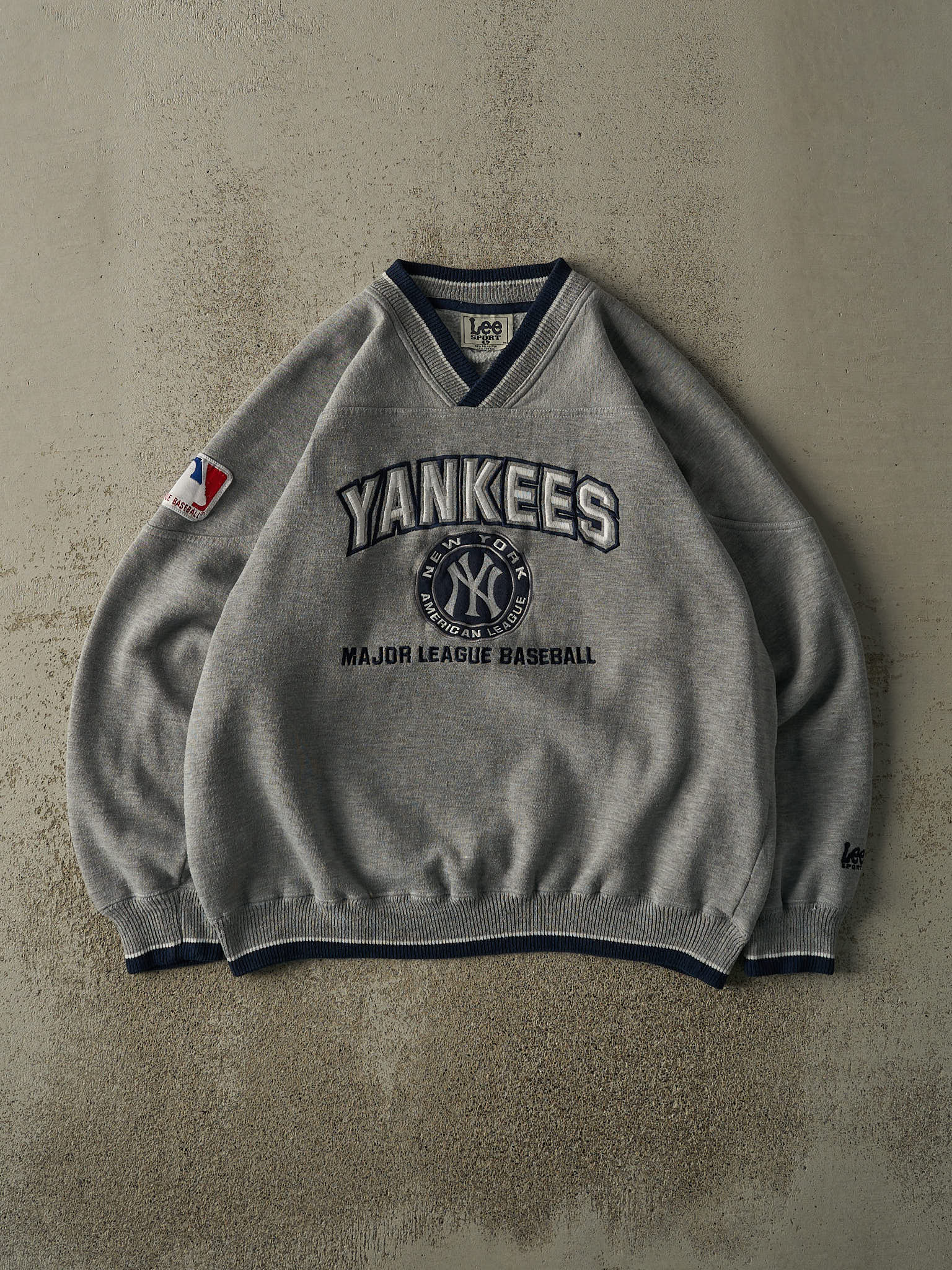 Vintage 90s Grey New York Yankees Embroidered Boxy Crewneck (L/XL)
