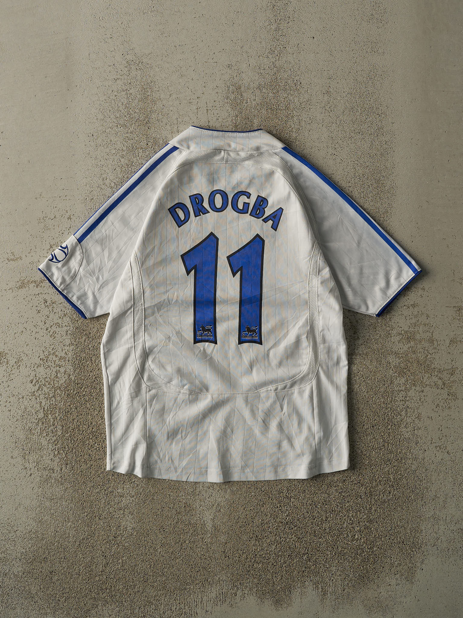 Vintage Y2K White Chealsea FC #11 Didier Drogba Soccer Jersey (S/M)