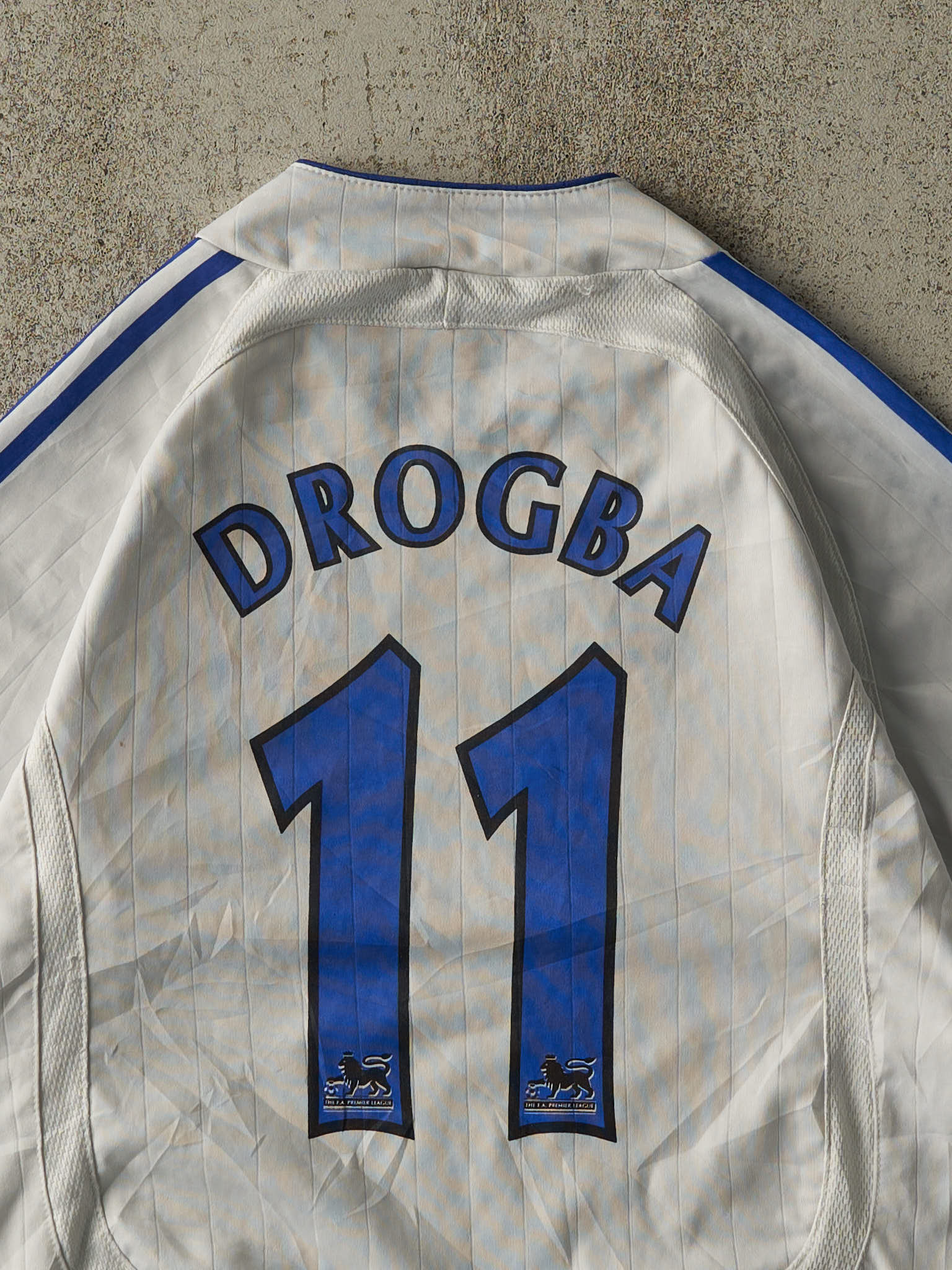 Vintage Y2K White Chealsea FC #11 Didier Drogba Soccer Jersey (S/M)