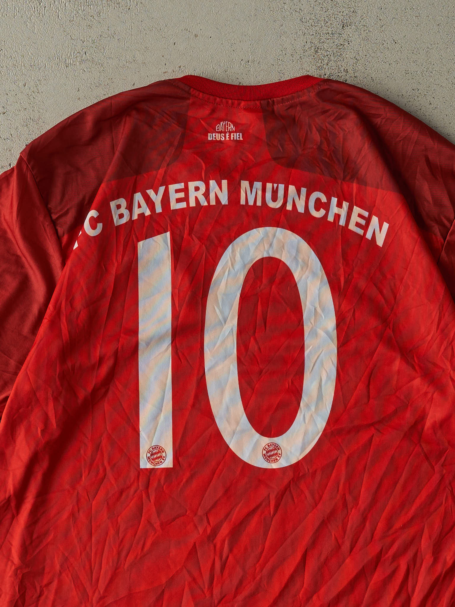 Vintage Y2K Red FC Bayern #10 Jamal Musiala Soccer Jersey (L/XL)