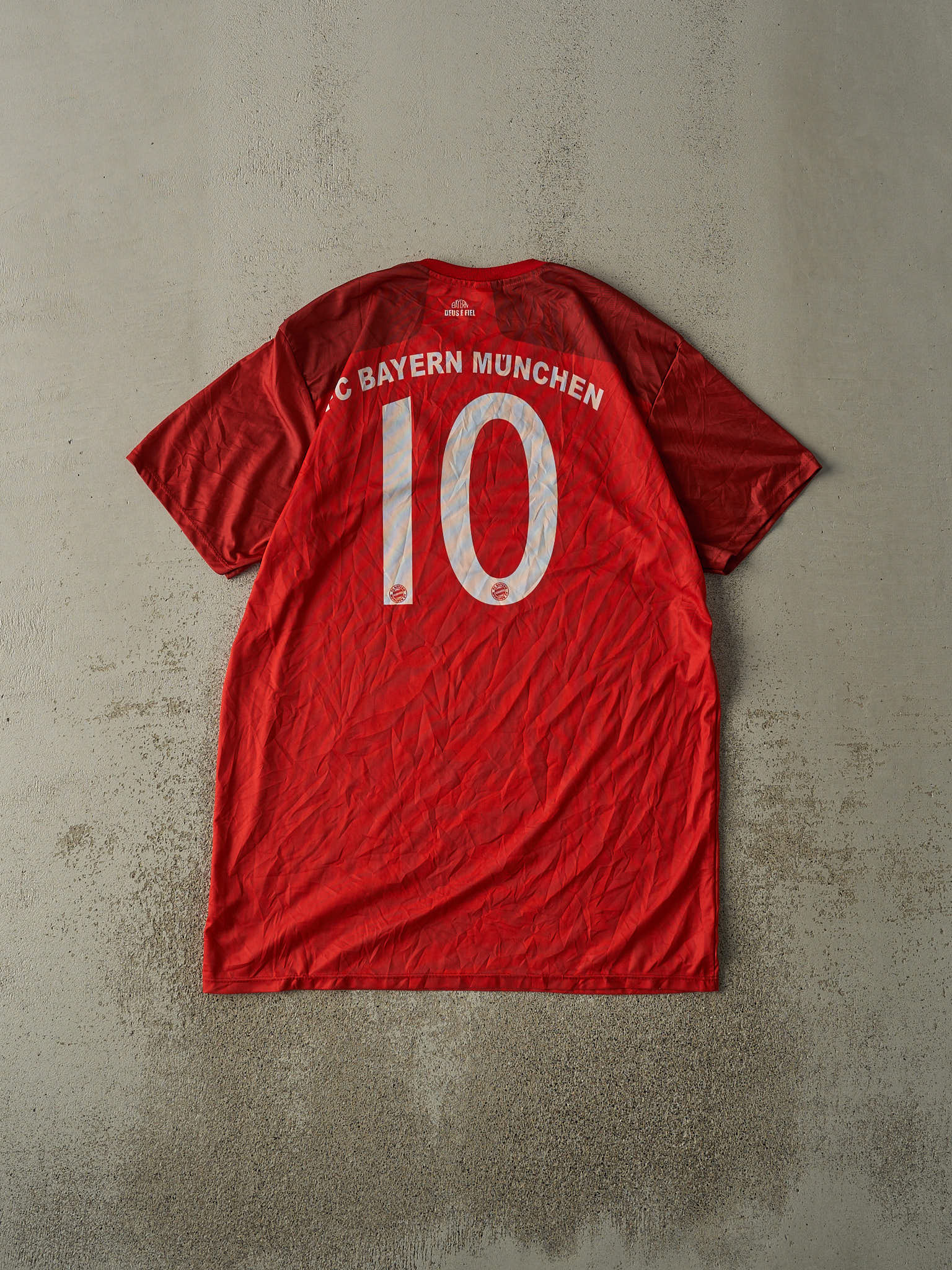 Vintage Y2K Red FC Bayern #10 Jamal Musiala Soccer Jersey (L/XL)