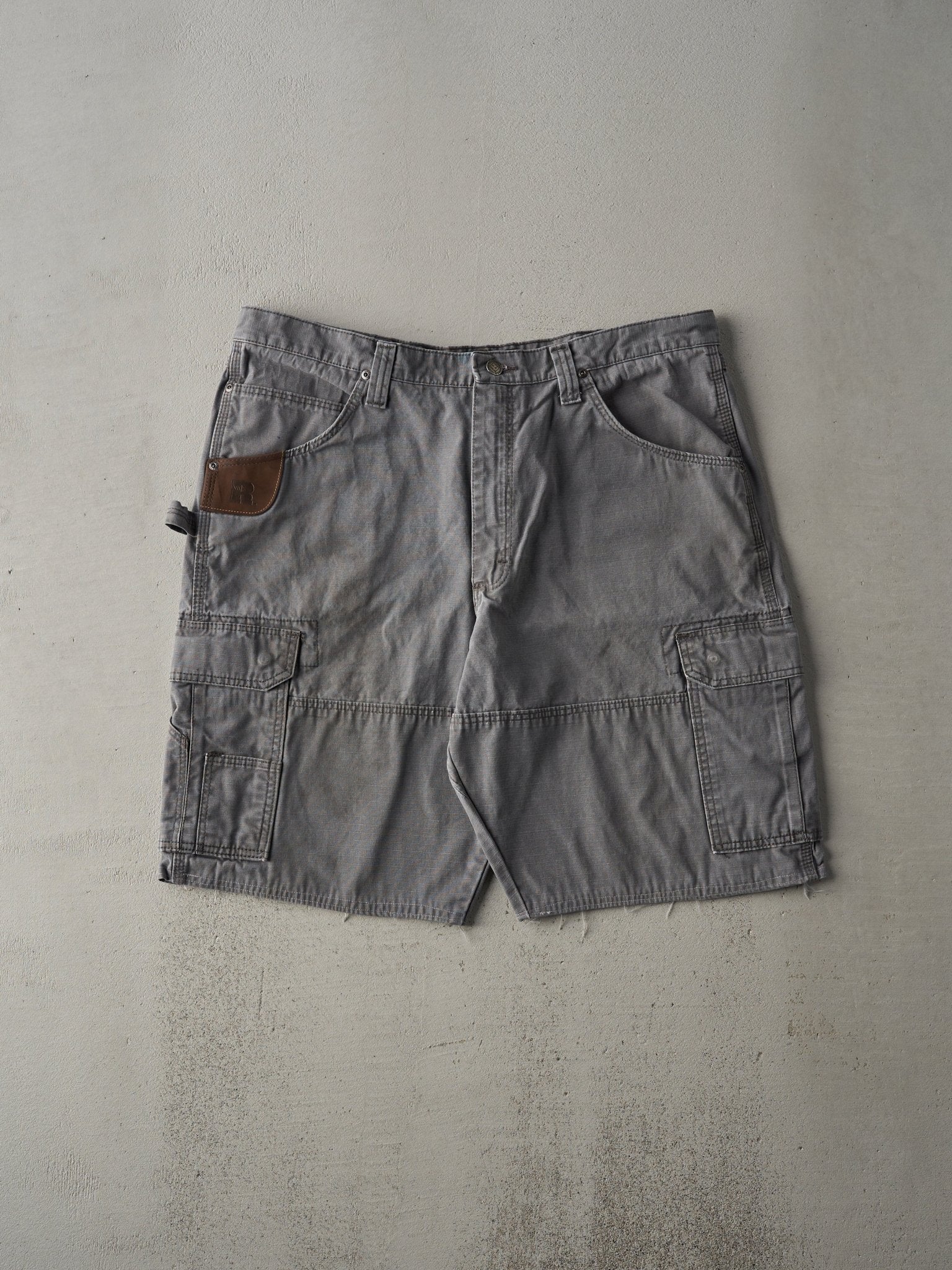 Vintage Y2K Grey Wrangler Carpenter Shorts (38x10.5)