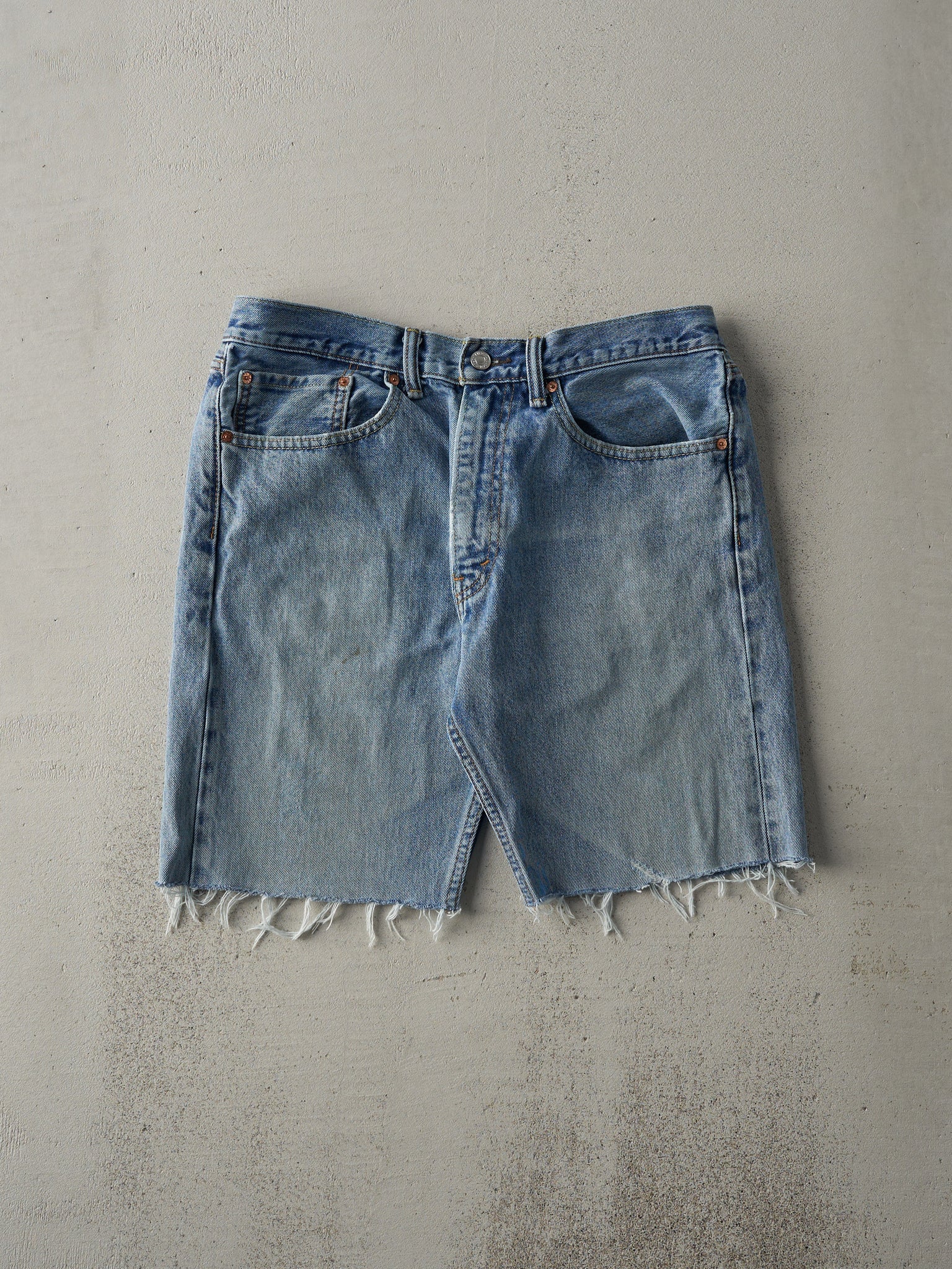 Vintage Y2K Light Wash Levi's 505 Cut Off Jean Shorts (34x8.5)