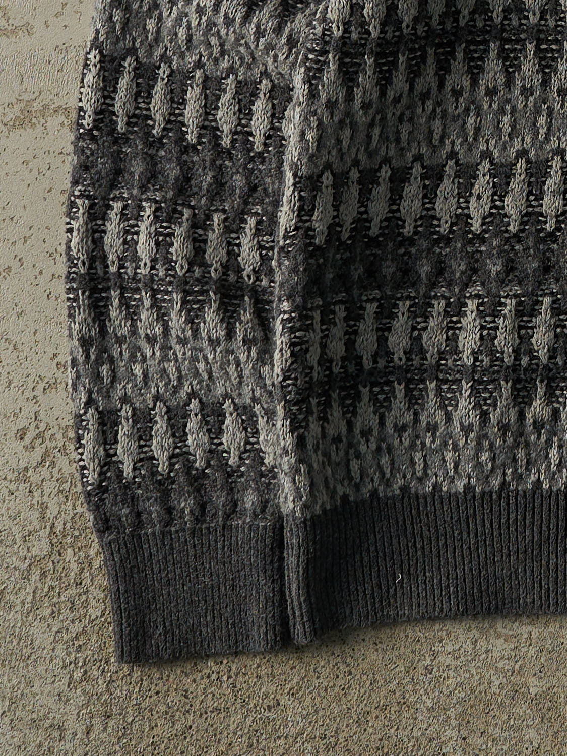 Vintage Y2K Grey Patterened Knit Pullover (M/L)